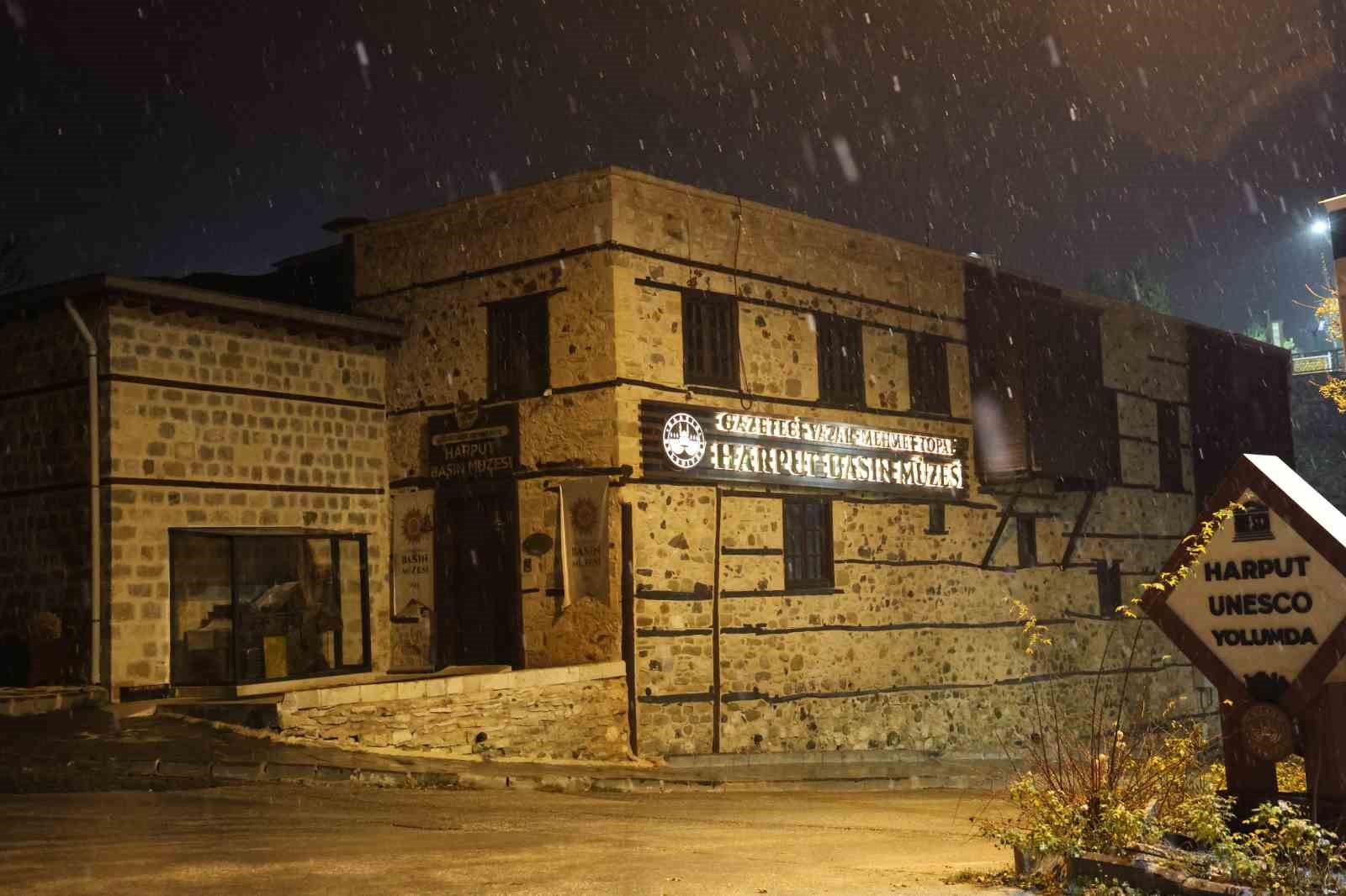 Harput&rsquo;ta kar yağışı başladı
