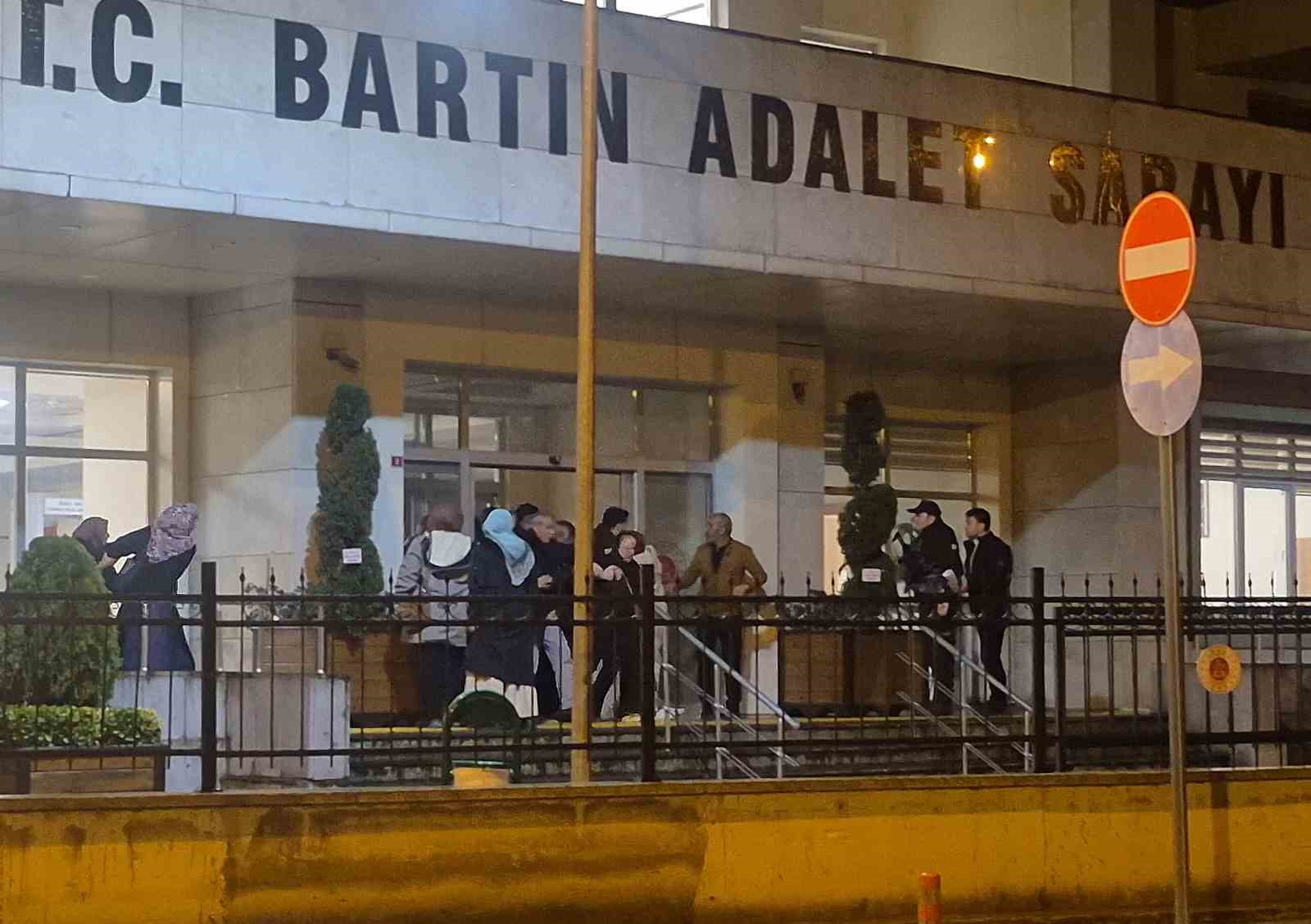 Duruşmadan sonra taraflar birbirine girdi
