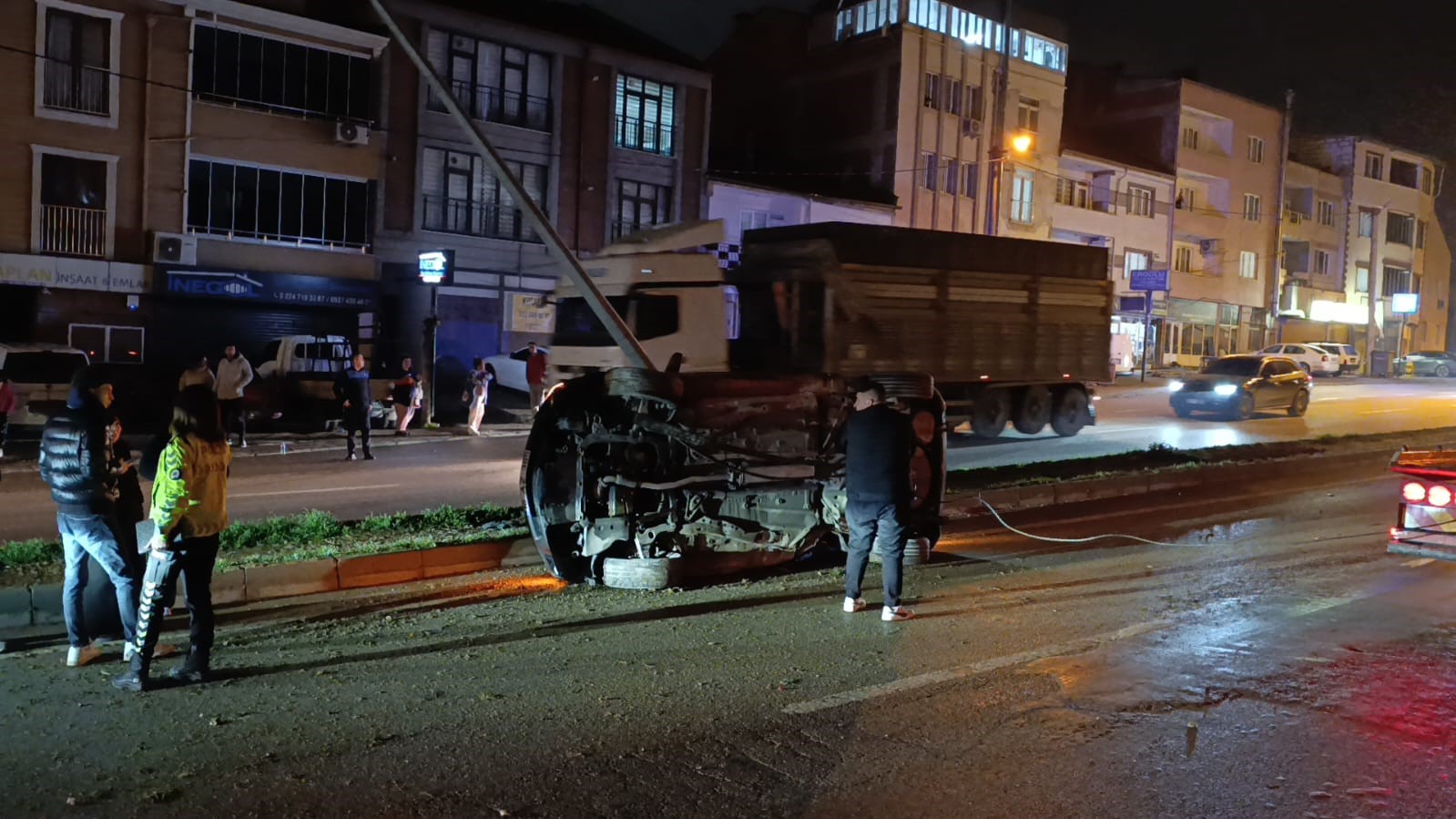 Kontrolden &ccedil;ıkan otomobil &ouml;nce takla attı sonra direğe &ccedil;aptı: 3 kişi yaralandı
