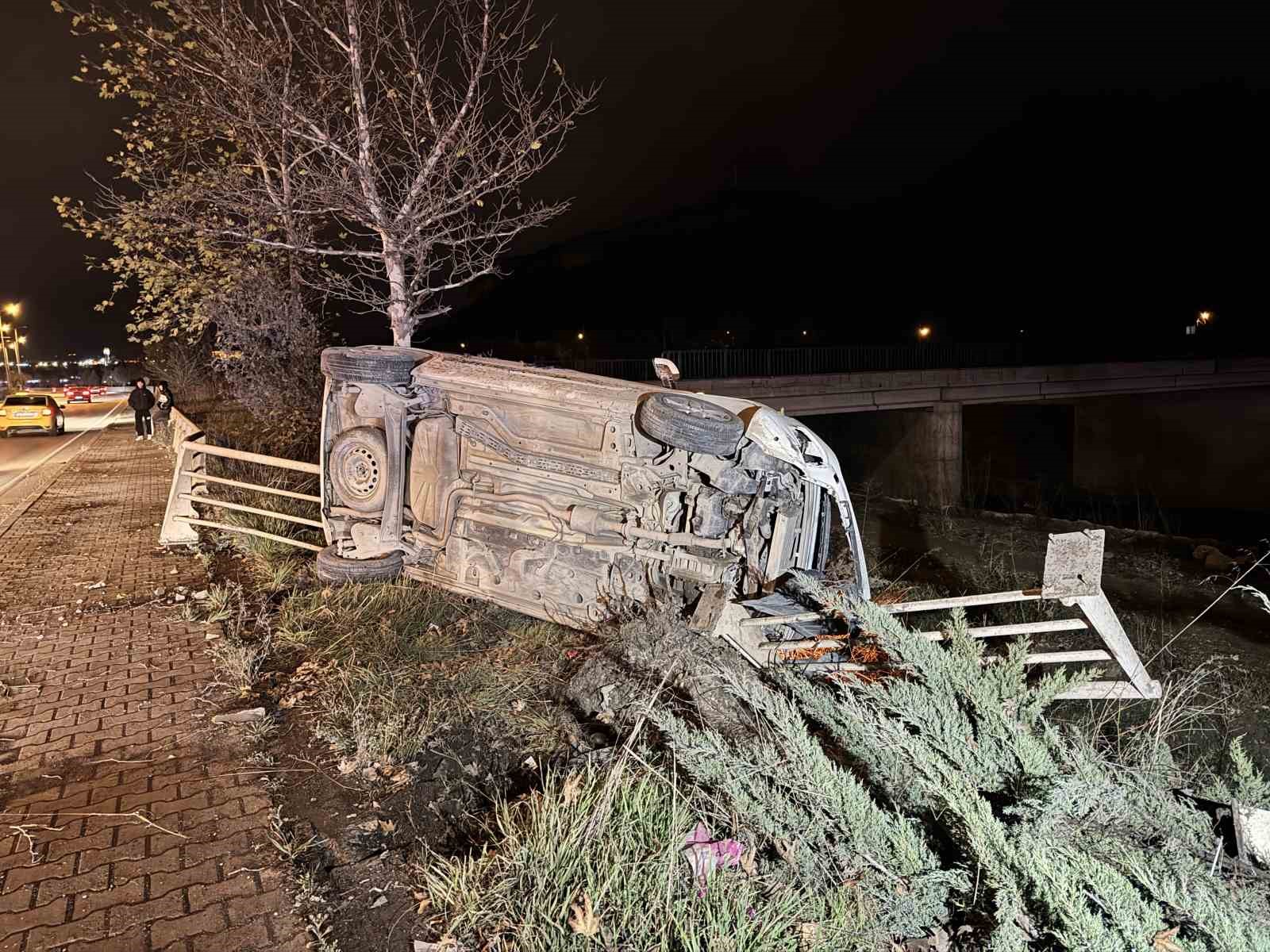Otomobil ile hafif ticari ara&ccedil; &ccedil;arpıştı: 3 yaralı
