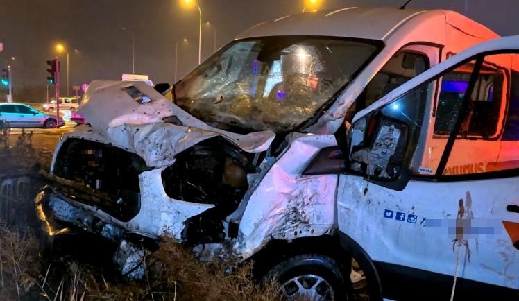 Aksaray&rsquo;da tır ile servis aracı &ccedil;arpıştı: 2 yaralı
