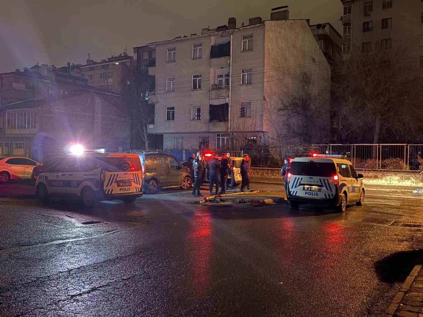 Adres sorduktan sonra bıçakladılar: 1 yaralı
