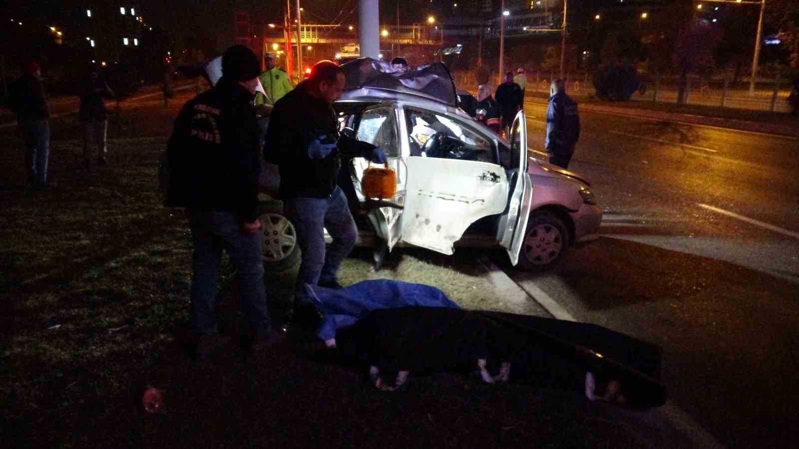 Malatya&rsquo;da kontrolden &ccedil;ıkan ara&ccedil; tramb&uuml;s direğine &ccedil;arptı: 1 &ouml;l&uuml; 1 ağır yaralı
