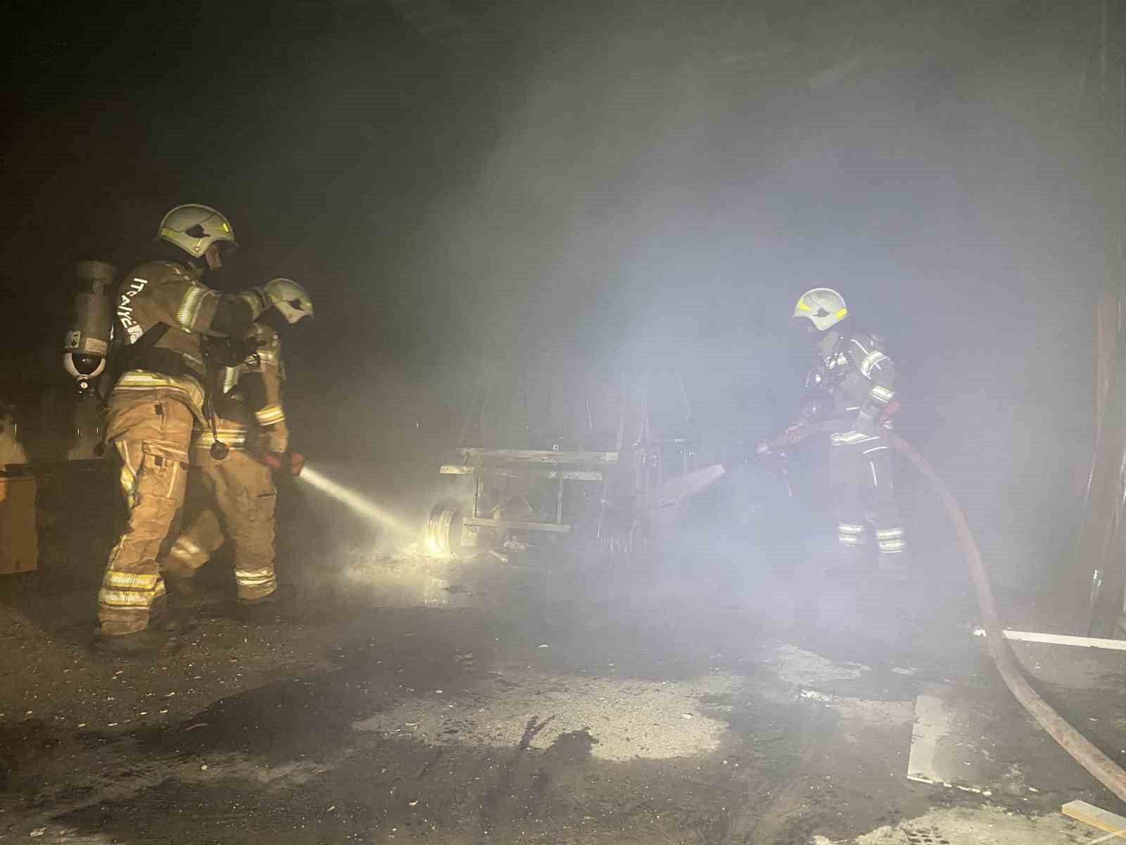 Bursa’da marangoz atölyesinde yangın: elektrikli araç ve ATV motor alev aldı