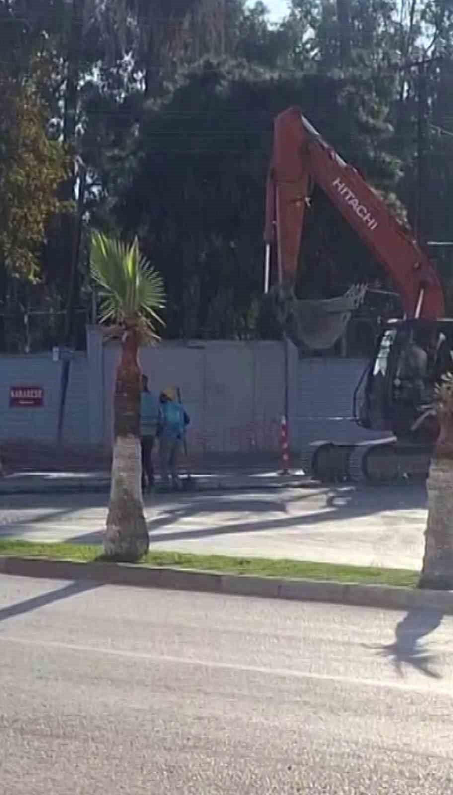 Soğuk havada ısınmak i&ccedil;in k&uuml;rekle halay &ccedil;eken iş&ccedil;iler ilgi odağı oldu
