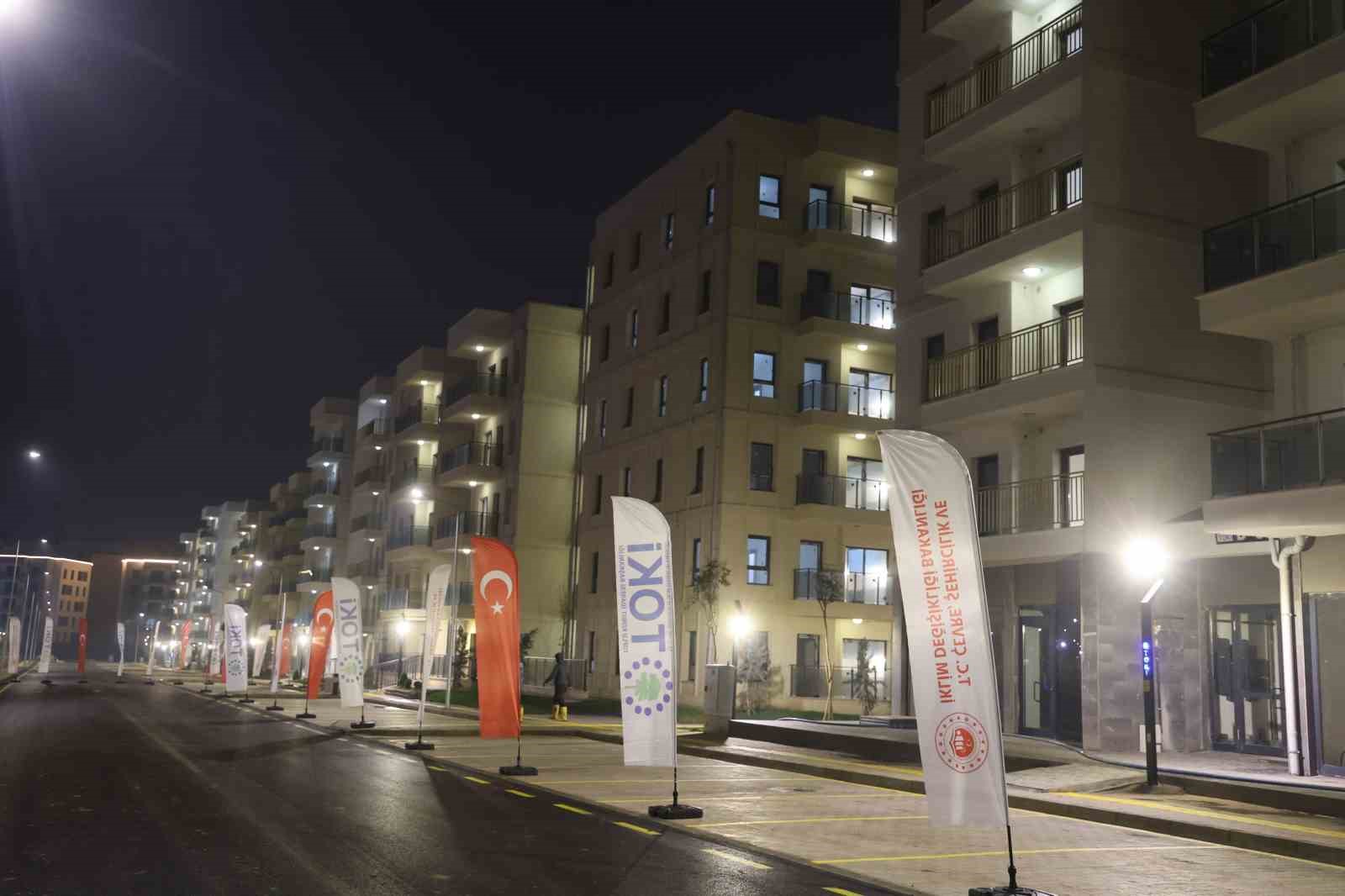 Depremde tamamen yıkılan Emek Mahallesi, inşa &ccedil;alışmalarıyla yeniden ışıl ışıl
