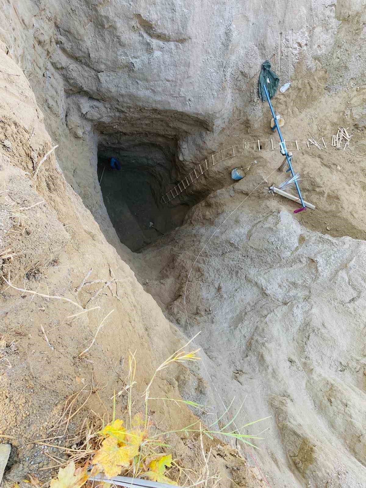 Devasa &ccedil;ukur kazıp tarihi eser aradılar
