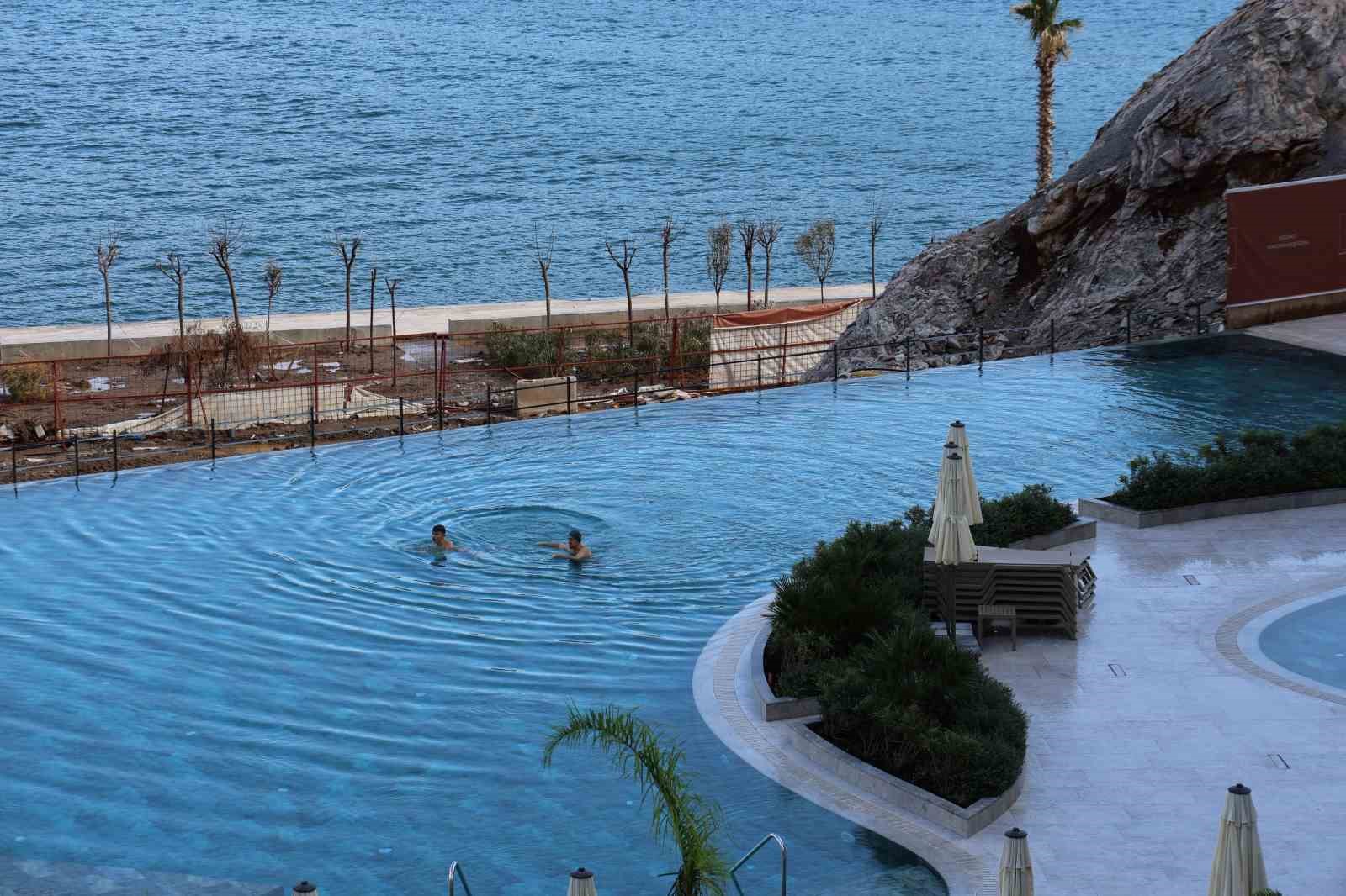 Kış ortasında havuz keyfi
