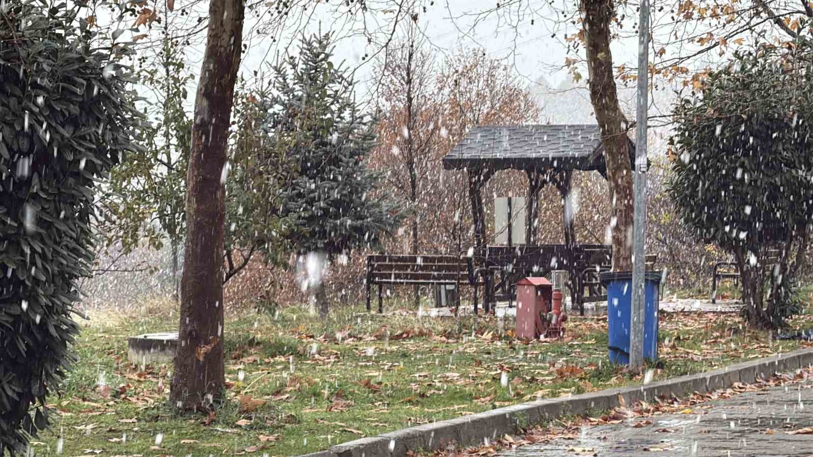 Lapa lapa yağdı, aniden bitti: Kamp&uuml;ste kar sadece 5 dakika s&uuml;rd&uuml;
