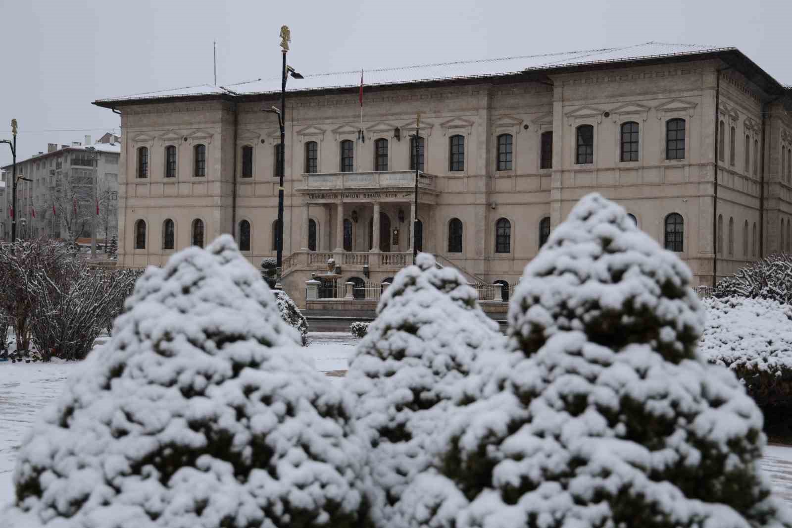 Sivas’ta beklenen kar yağdı, Tarihi Kent Meydanı beyaza büründü