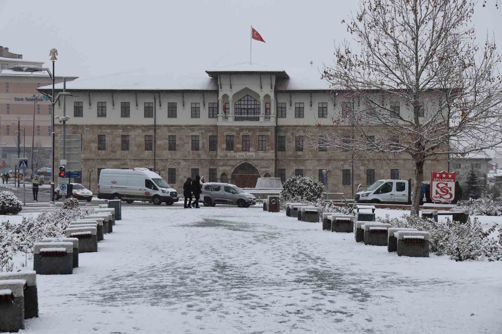 Sivas&rsquo;ta beklenen kar yağdı, Tarihi Kent Meydanı beyaza b&uuml;r&uuml;nd&uuml;
