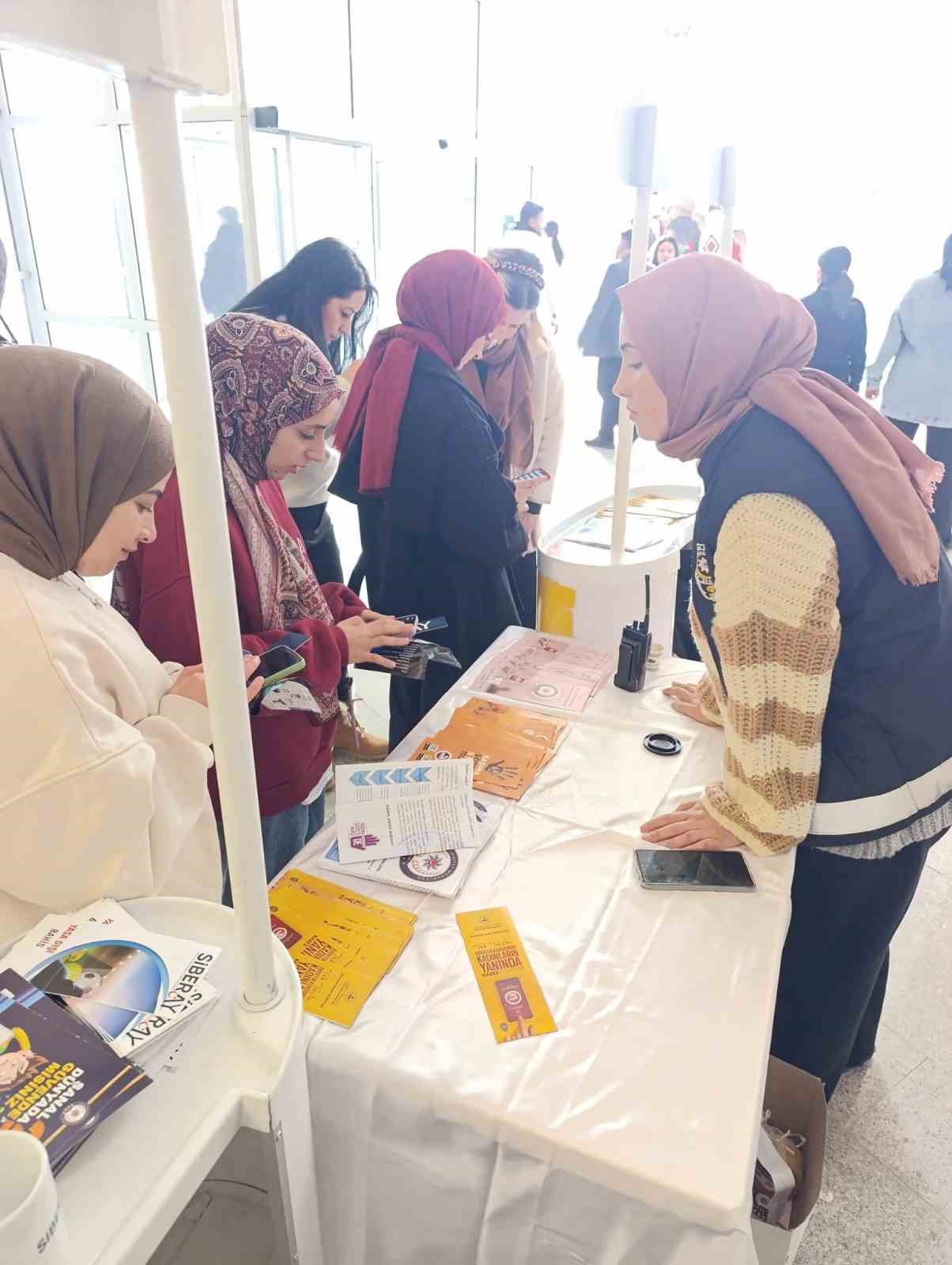 Kars&rsquo;ta &Ouml;ğrencilere KADES uygulaması anlatıldı
