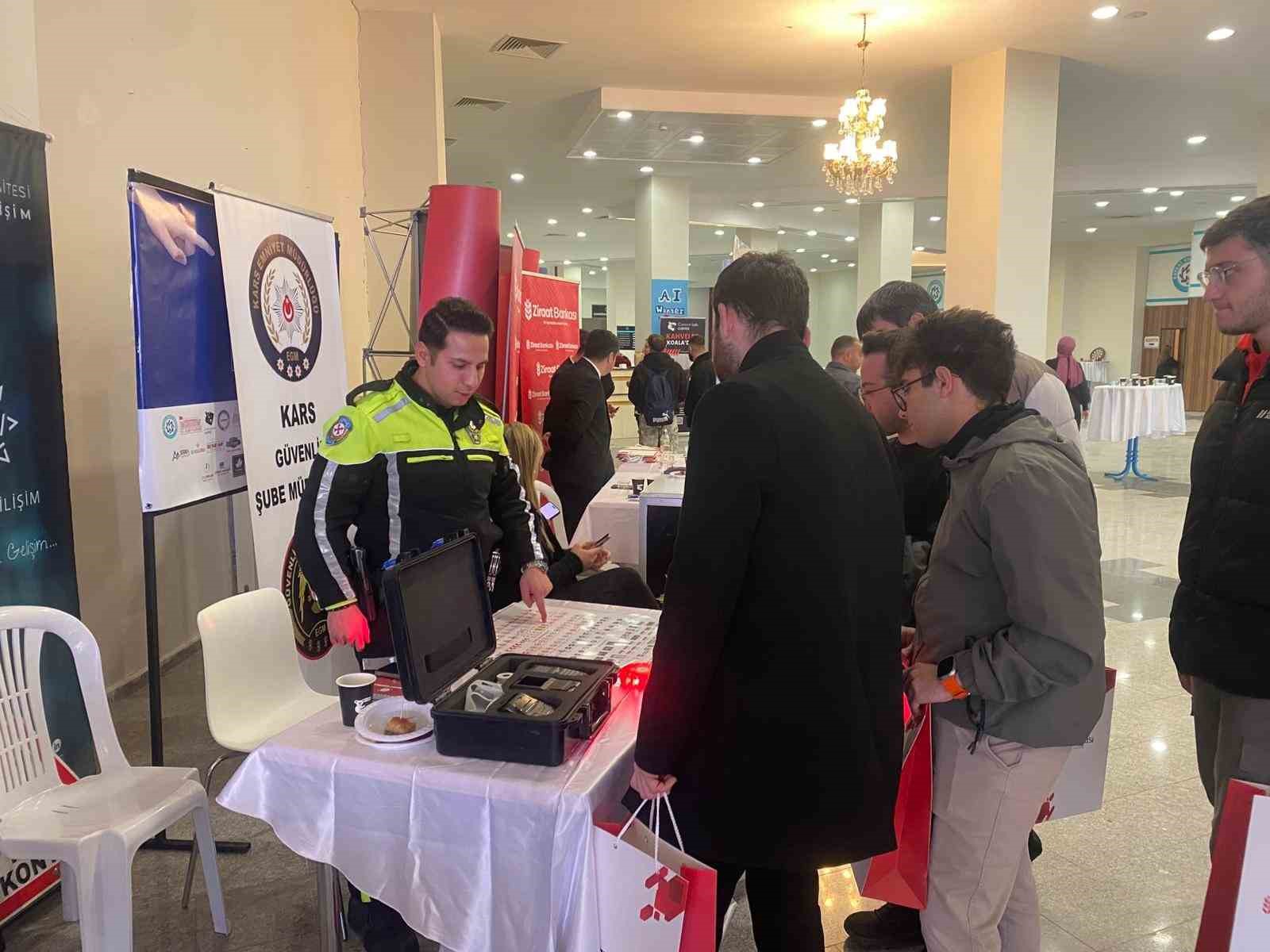 Kars’ta üniversite öğrencilerine trafik araç ve gereçleri tanıtıldı