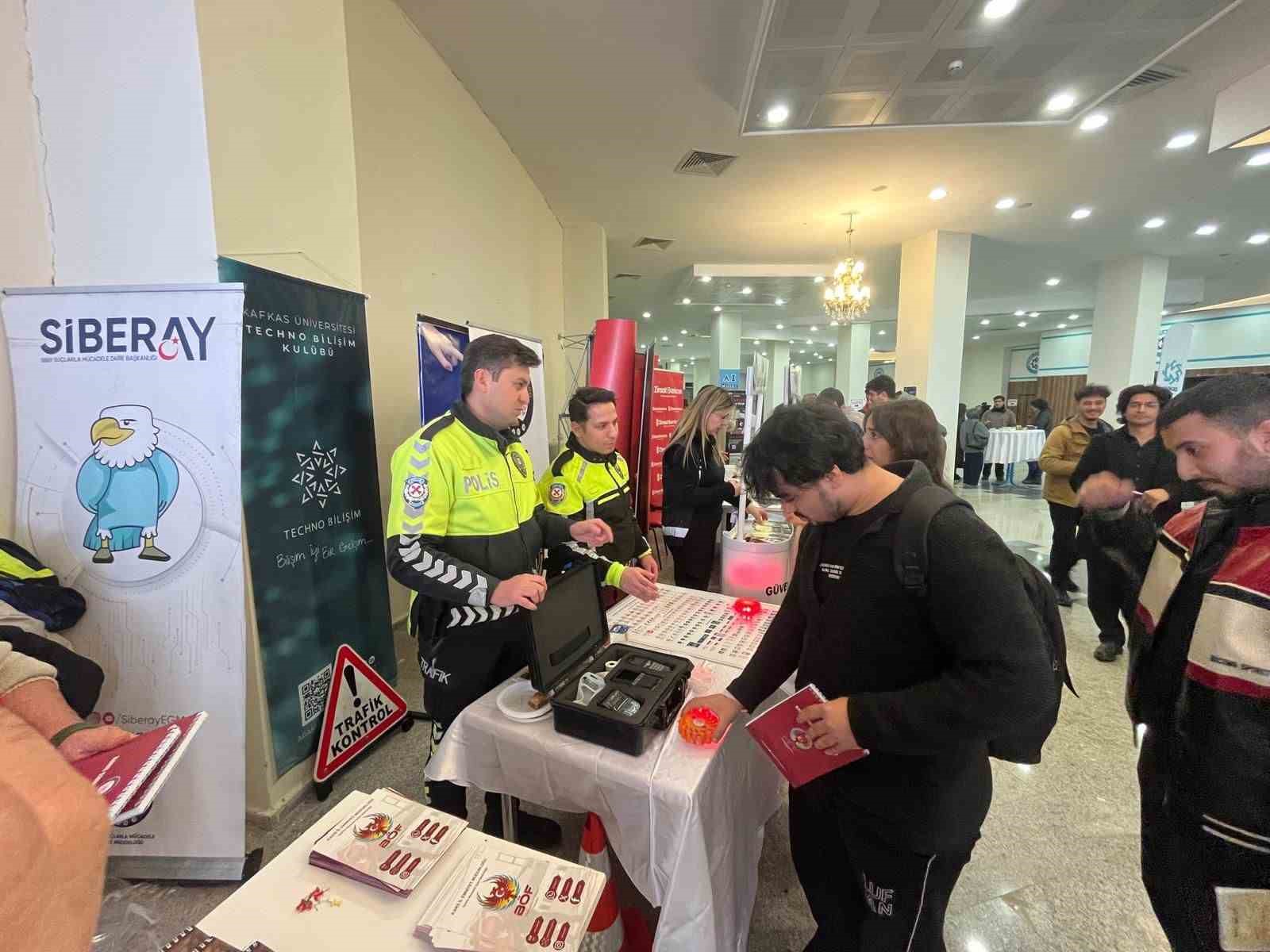 Kars&rsquo;ta &uuml;niversite &ouml;ğrencilerine trafik ara&ccedil; ve gere&ccedil;leri tanıtıldı
