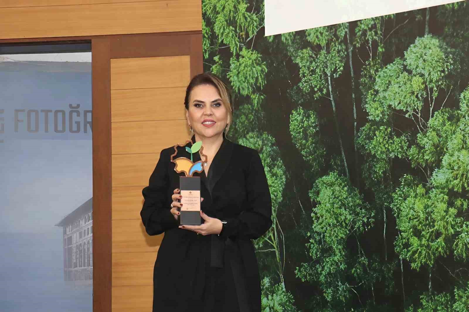 Plastik atıkları doğaya zarar vermeden d&ouml;n&uuml;şt&uuml;rd&uuml;ler, &ouml;d&uuml;l&uuml; kazandılar
