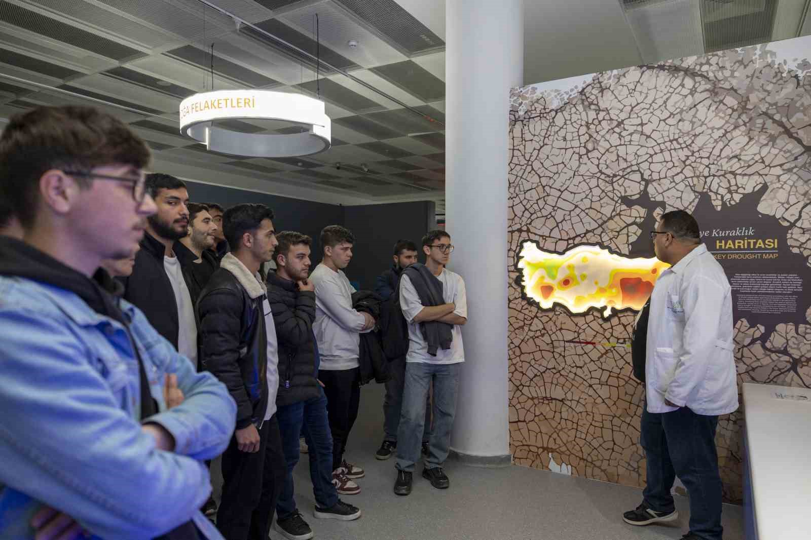 &Ouml;ğrenciler, Mercan Bilim Merkezi&rsquo;nde bilimle buluştu
