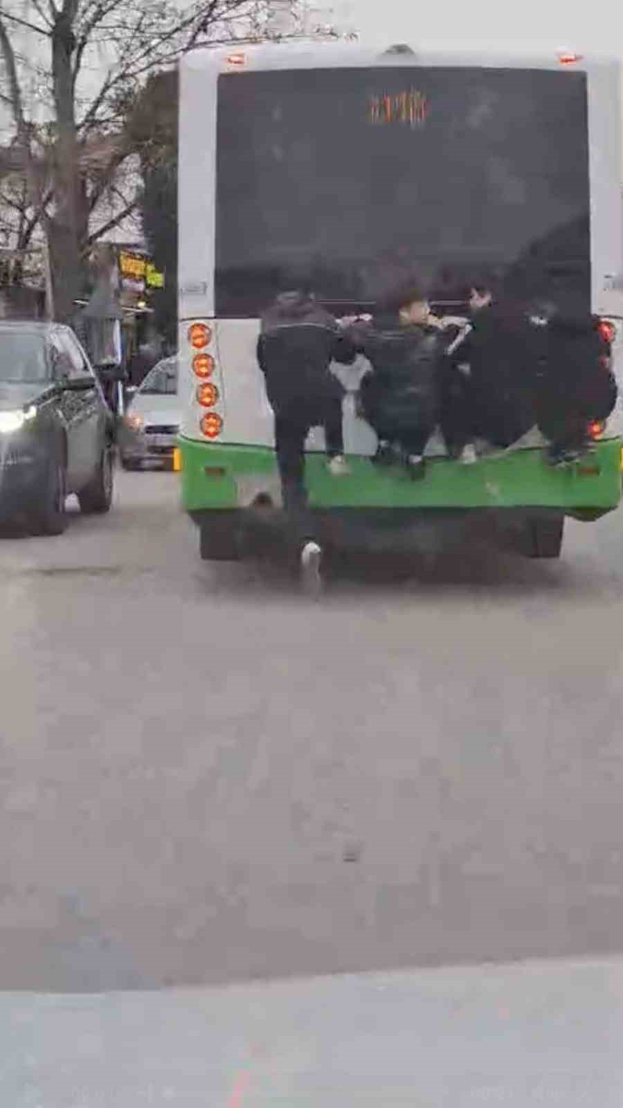 Lise &ouml;ğrencilerinin tehlikeli yolculuğu
