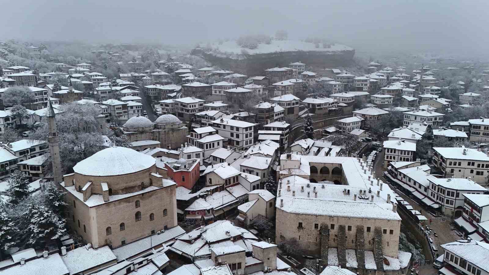 Osmanlı kenti Safranbolu’nun tarihi konakları beyaz örtüyle kaplandı