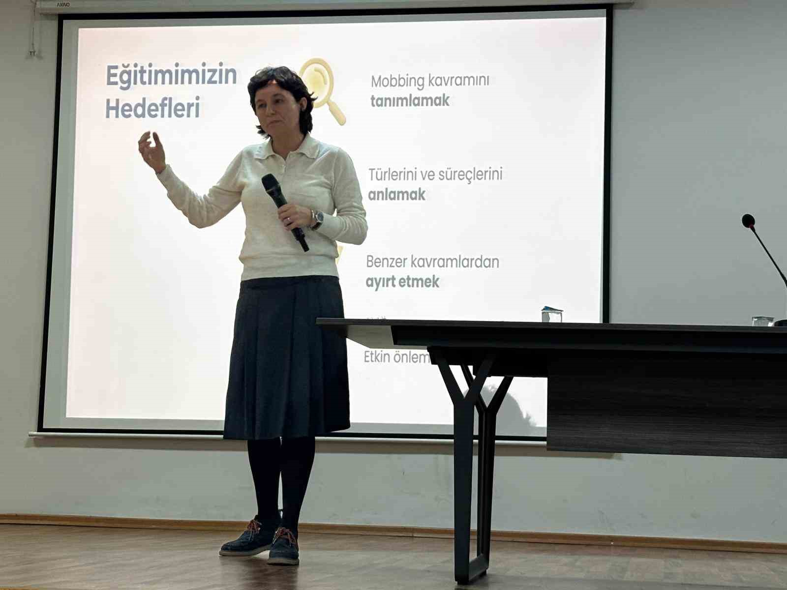 Okul idarecileri &rsquo;Mobbing ve Akran Zorbalığı konusunda bilgilendirildi
