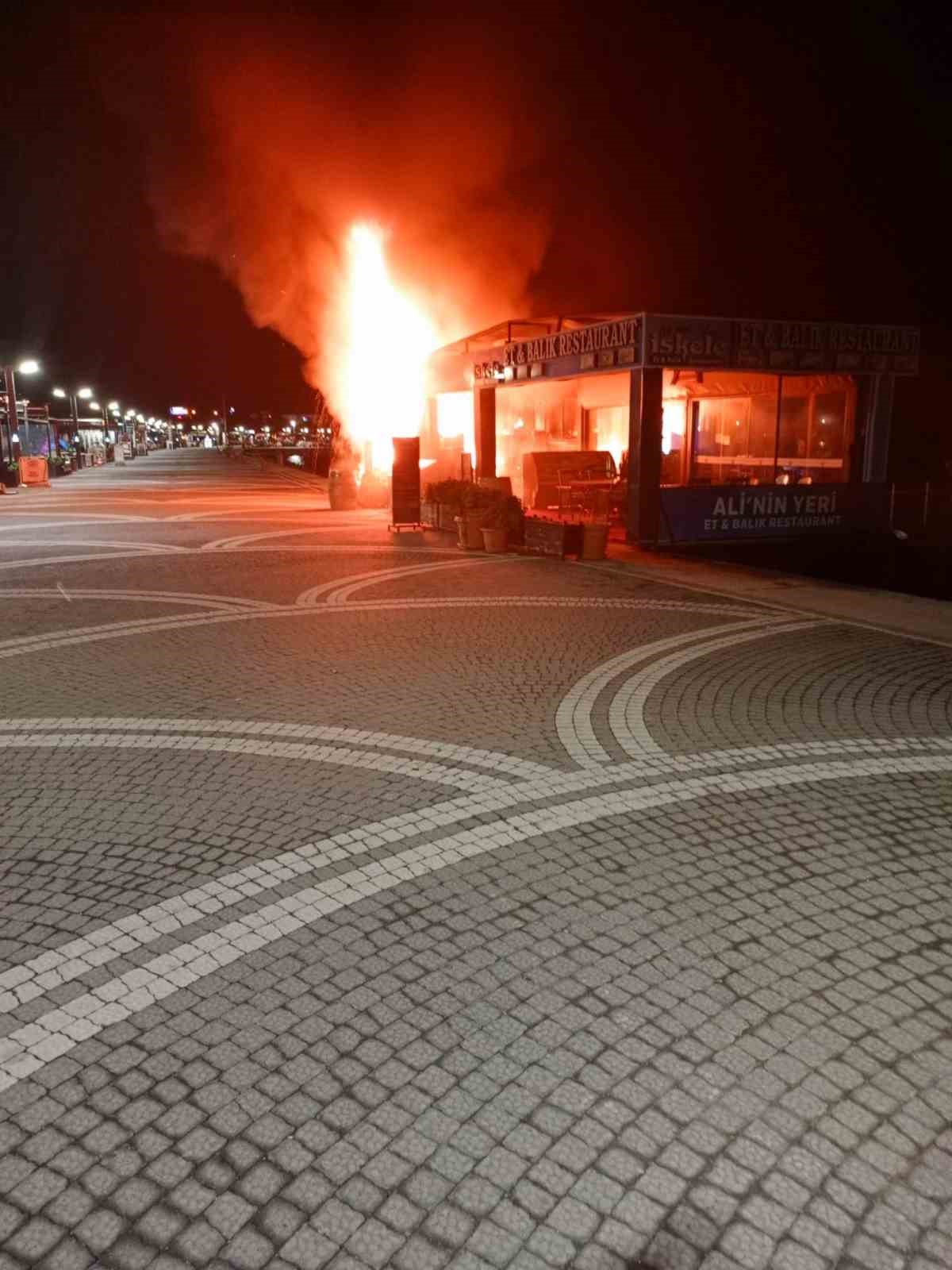 Edremit’te iş yerinde çıkan yangın itfaiye ekiplerince söndürüldü