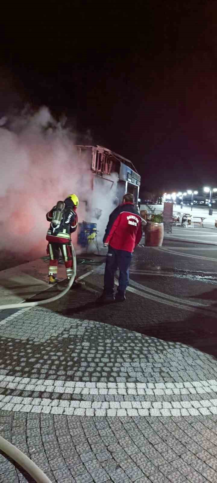 Edremit&rsquo;te iş yerinde &ccedil;ıkan yangın itfaiye ekiplerince s&ouml;nd&uuml;r&uuml;ld&uuml;
