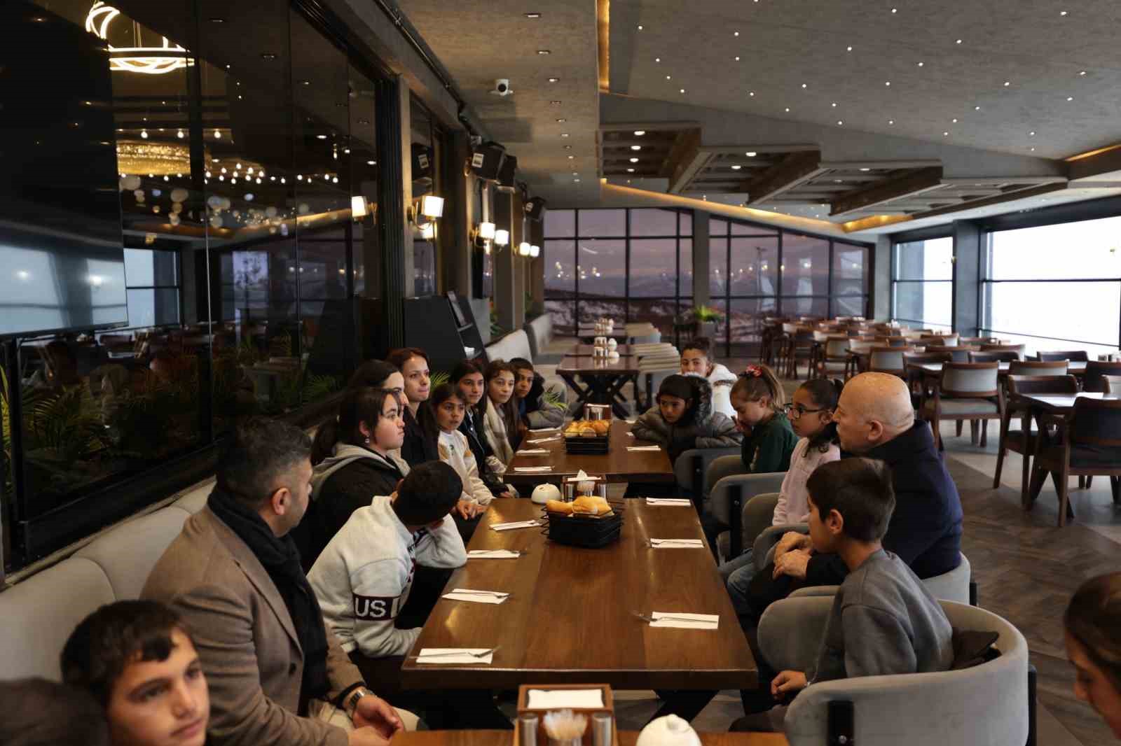 Hayatlarında ilk kez gondola binmenin heyecanını yaşadılar
