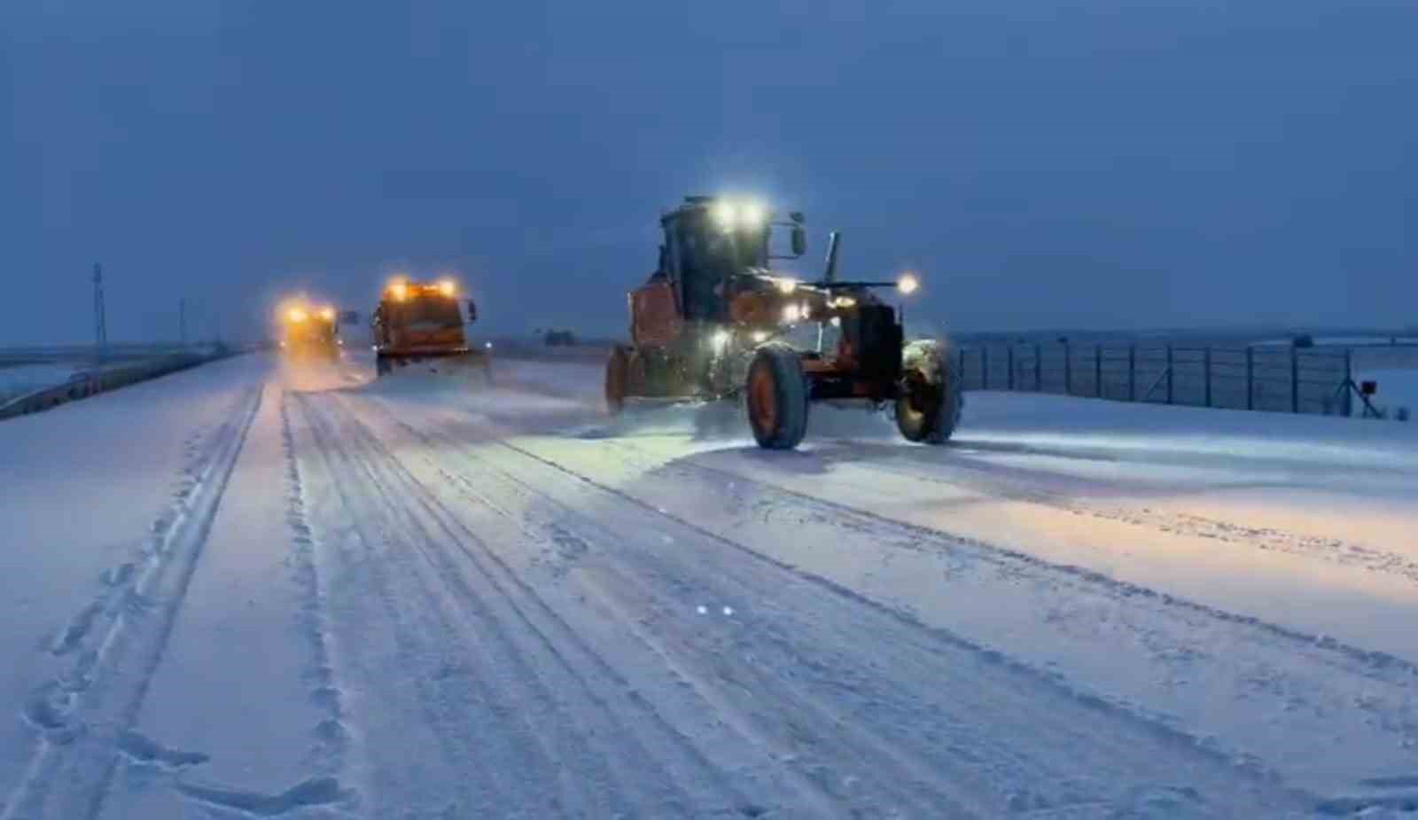 Aşkale’de sabahın ilk ışıklarıyla karla mücadele çalışması