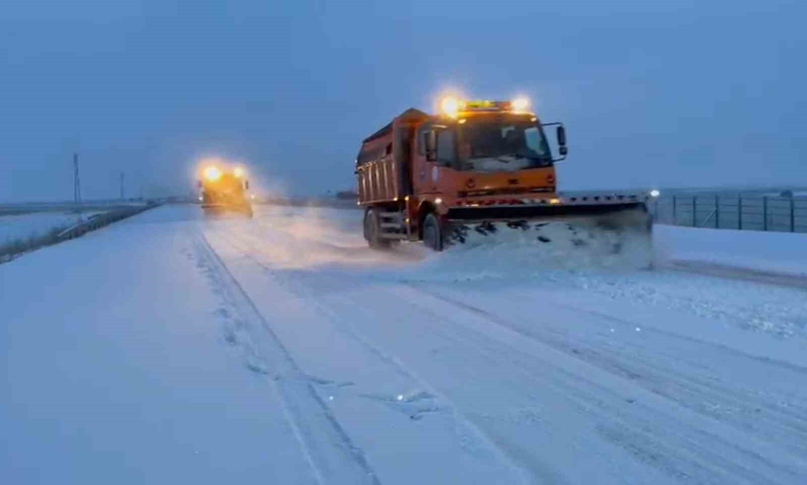 Aşkale&rsquo;de sabahın ilk ışıklarıyla karla m&uuml;cadele &ccedil;alışması
