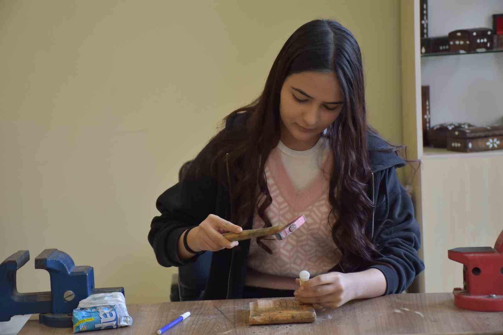 Sedef kakma sanatı kadın hüneriyle buluştu