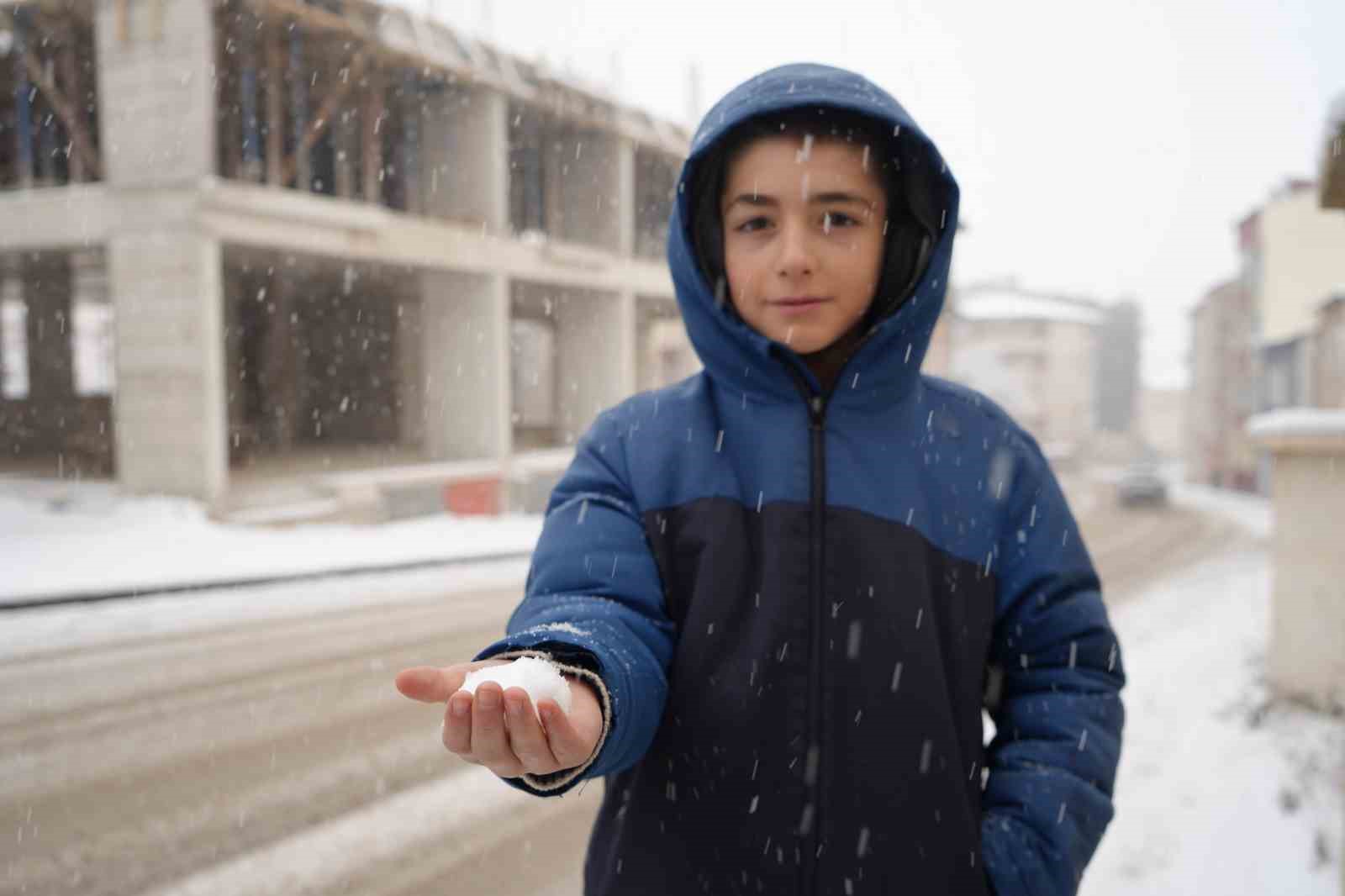 Bayburt güne kar yağışıyla uyandı: Kent beyaza büründü