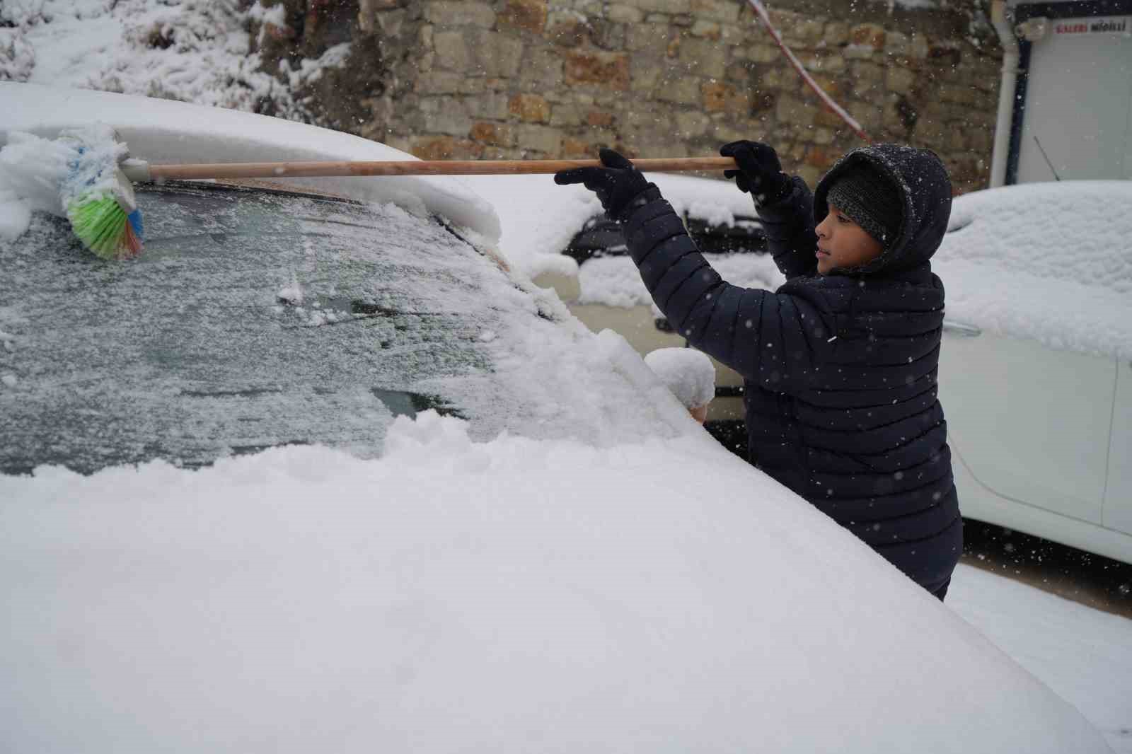 Bayburt g&uuml;ne kar yağışıyla uyandı: Kent beyaza b&uuml;r&uuml;nd&uuml;
