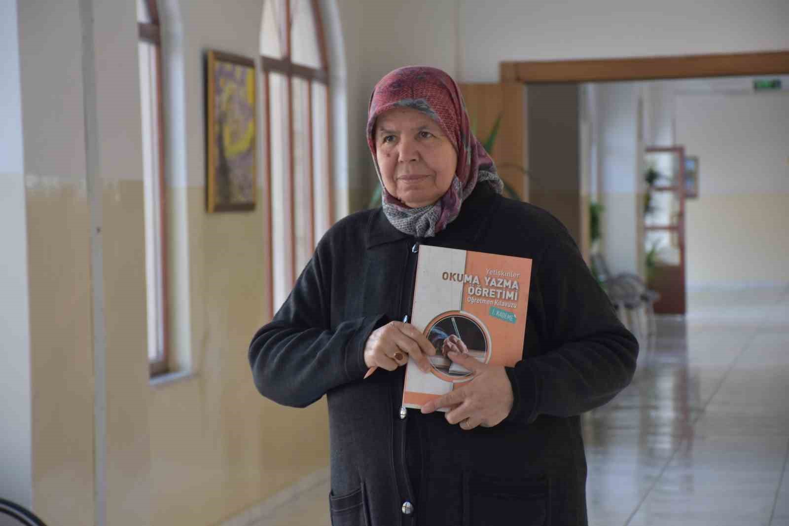 Yanlış otob&uuml;se binmemek i&ccedil;in 65 yaşında okuma-yazma &ouml;ğrendi
