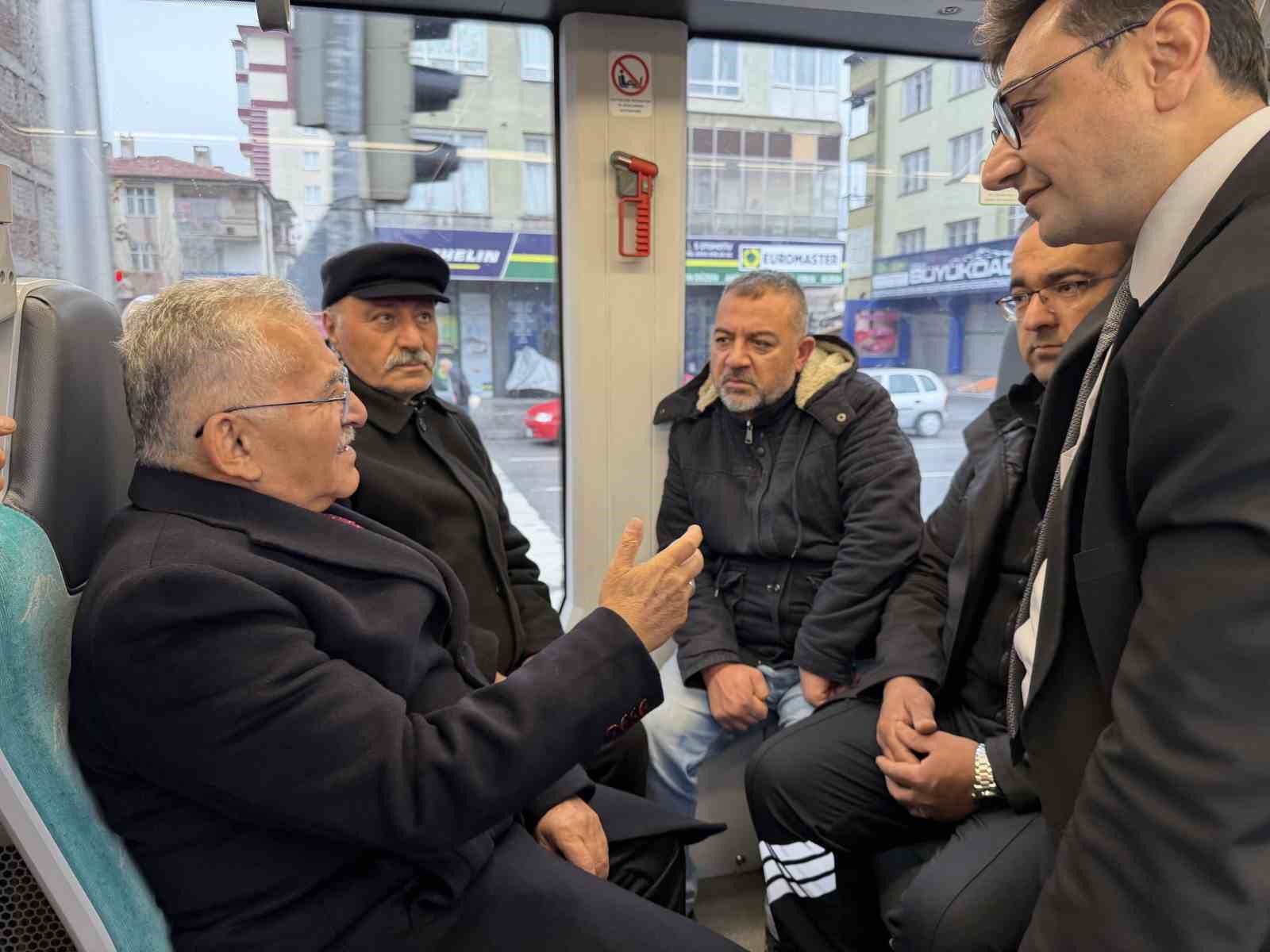 Başkan B&uuml;y&uuml;kkılı&ccedil; tramvaya bindi, yolcularla sohbet etti
