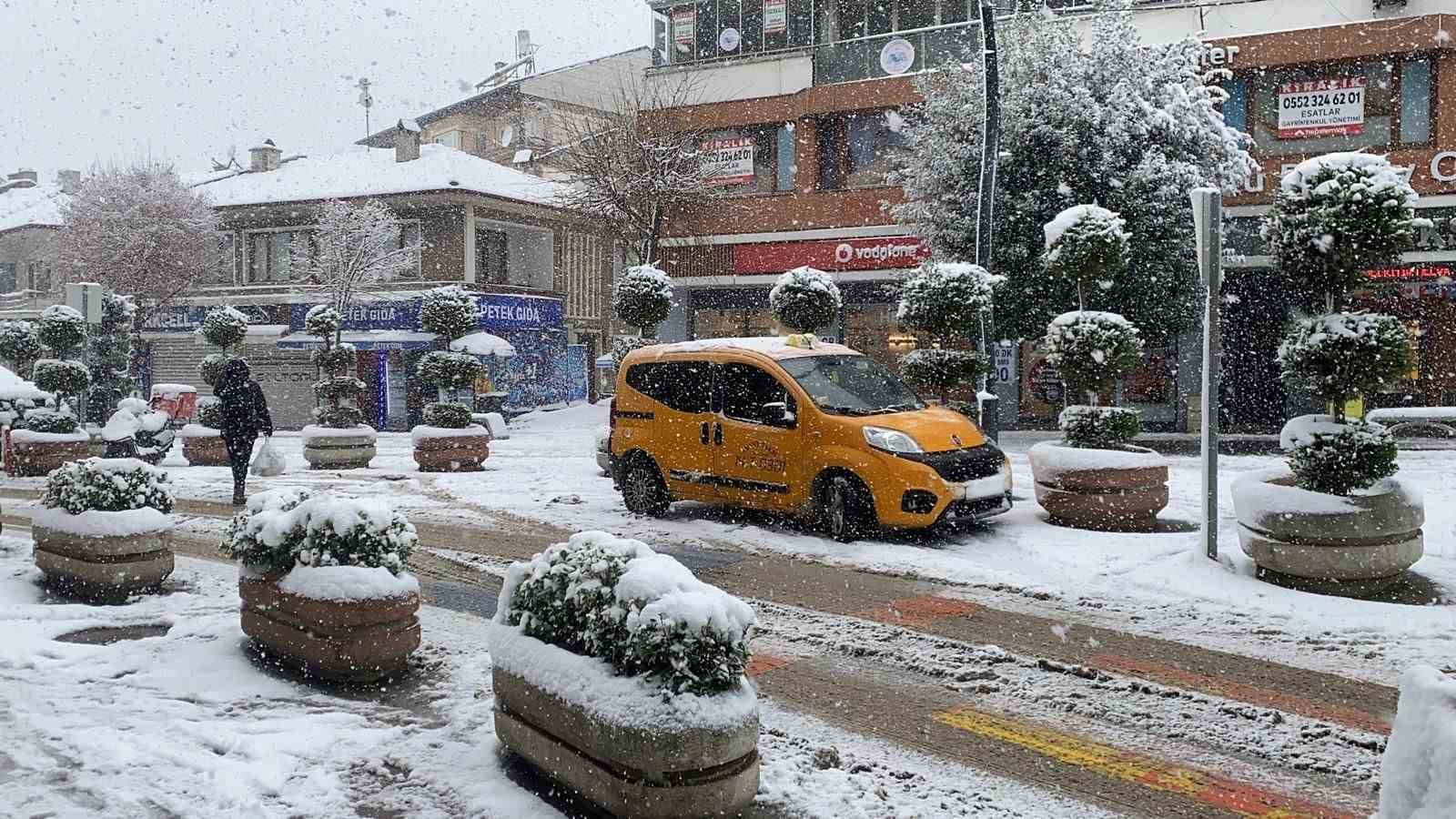 Bolu&rsquo;da mevsimin ilk kar yağışıyla kent beyaza b&uuml;r&uuml;nd&uuml;
