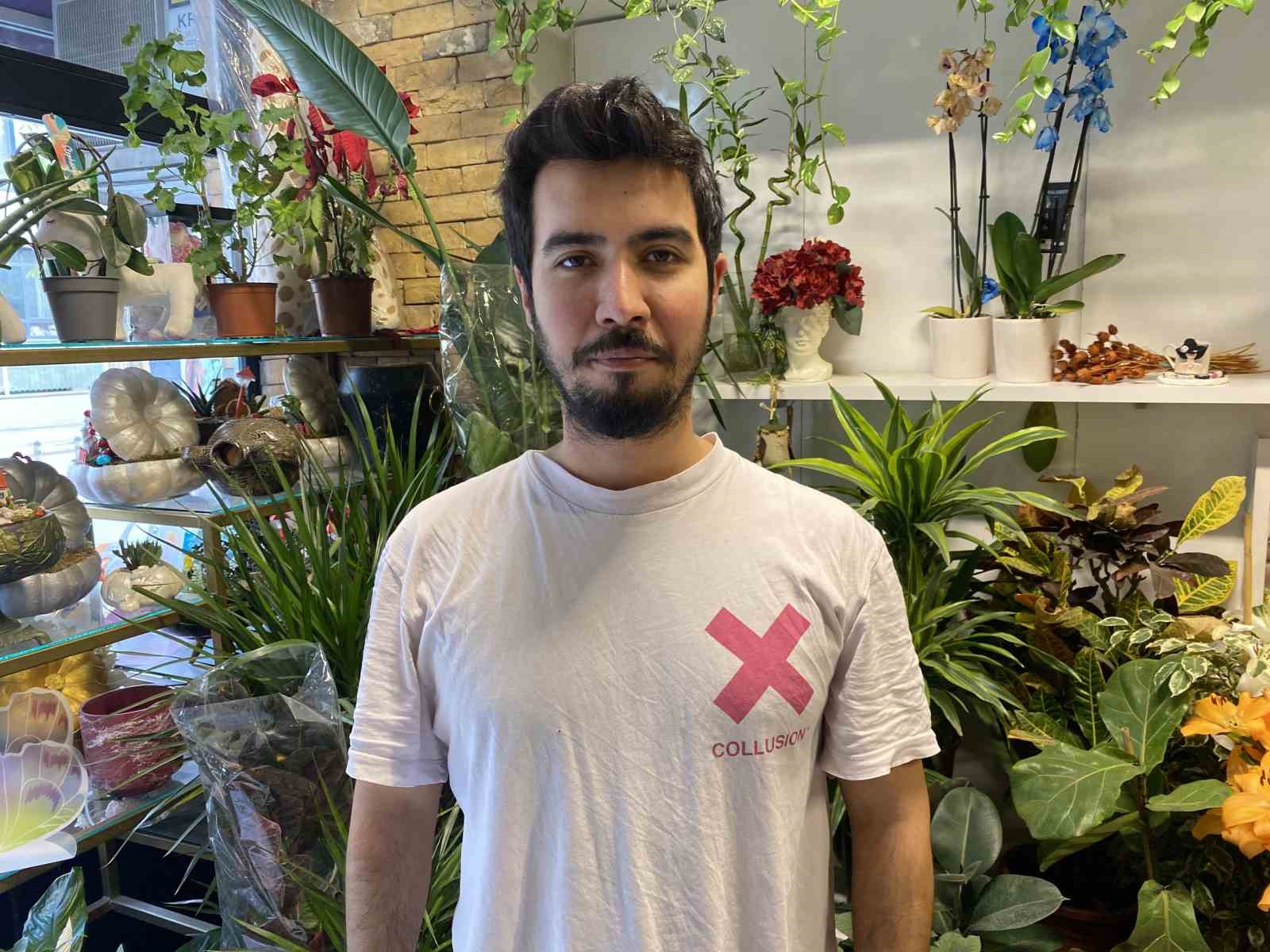 Bir saksıya ayırdığı &ccedil;i&ccedil;ekleri k&uuml;&ccedil;&uuml;k &ccedil;ocuklar i&ccedil;in &uuml;cretsiz yaptı
