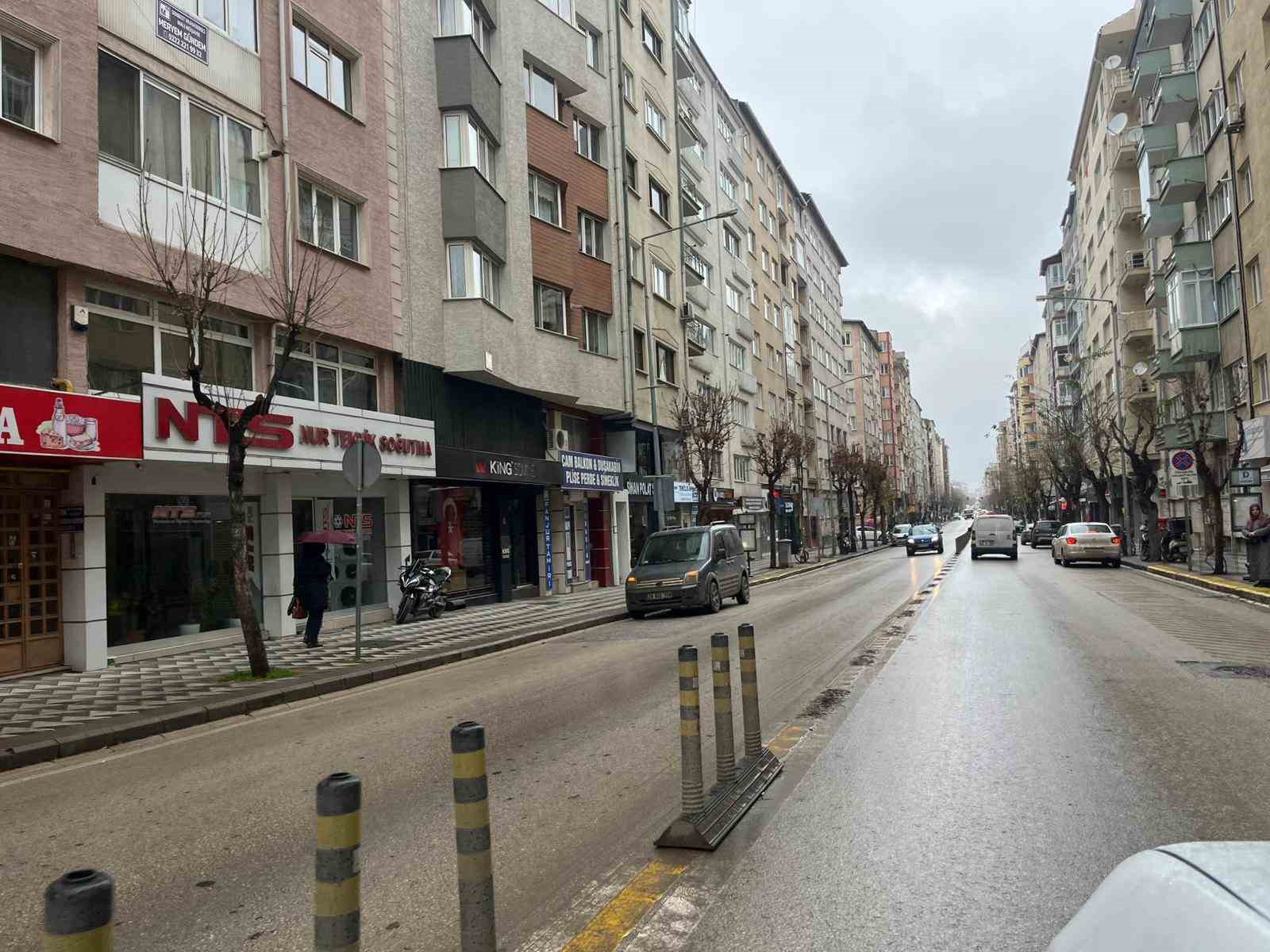 Atat&uuml;rk Caddesi&rsquo;nde dubalar azaltıldı ama şikayetler &ccedil;&ouml;z&uuml;m bulmadı

