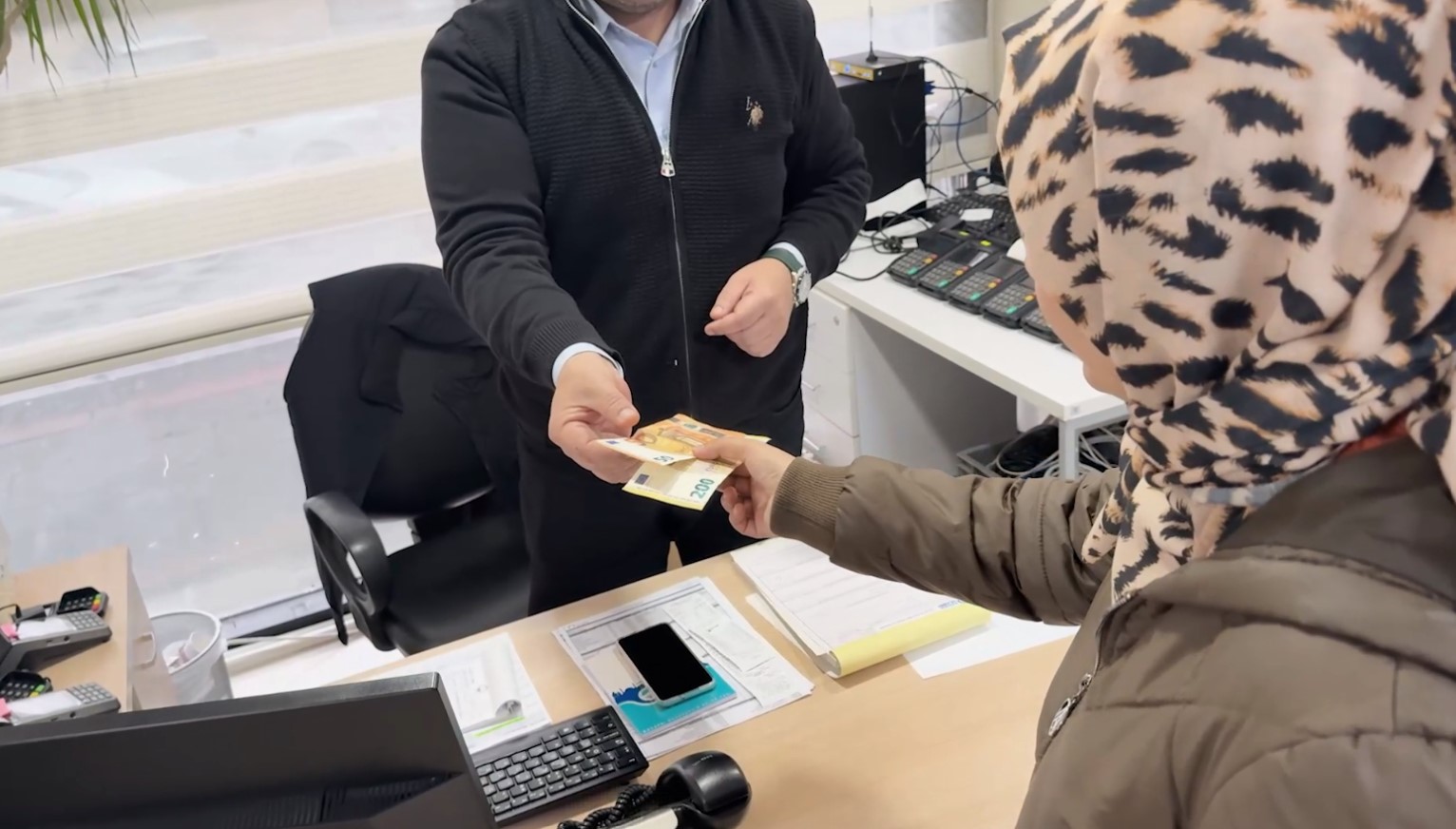 D&ouml;viz d&uuml;ş&uuml;ren vatandaş, parasına kavuştu
