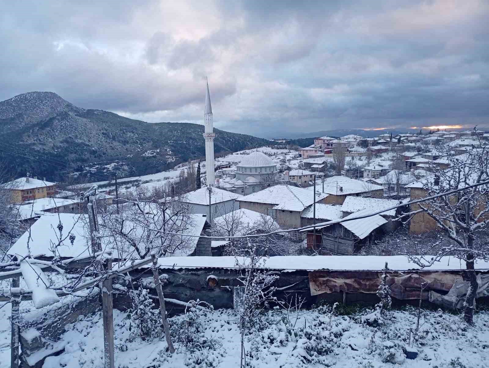 Osmaneli’nin yüksek kesimlerine mevsimin ilk karı yağdı