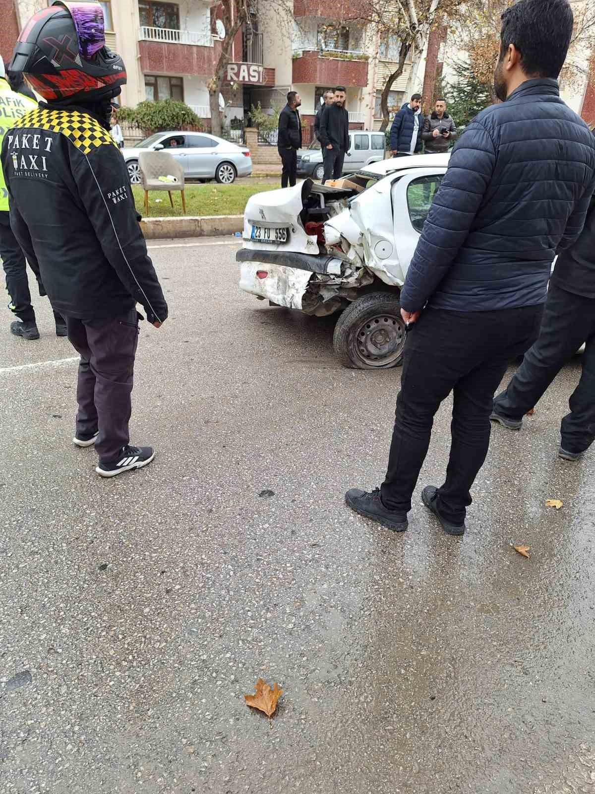 Elazığ&rsquo;da iki otomobil &ccedil;arpıştı: 1&rsquo;i ağır 2 yaralı
