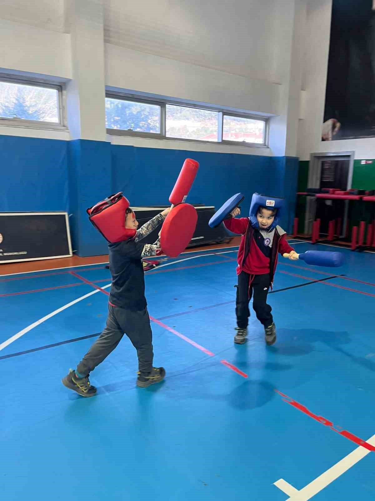 Menteşe&rsquo;de &ccedil;ocuklar geleneksel oyunlarla geleceğe hazırlanıyor
