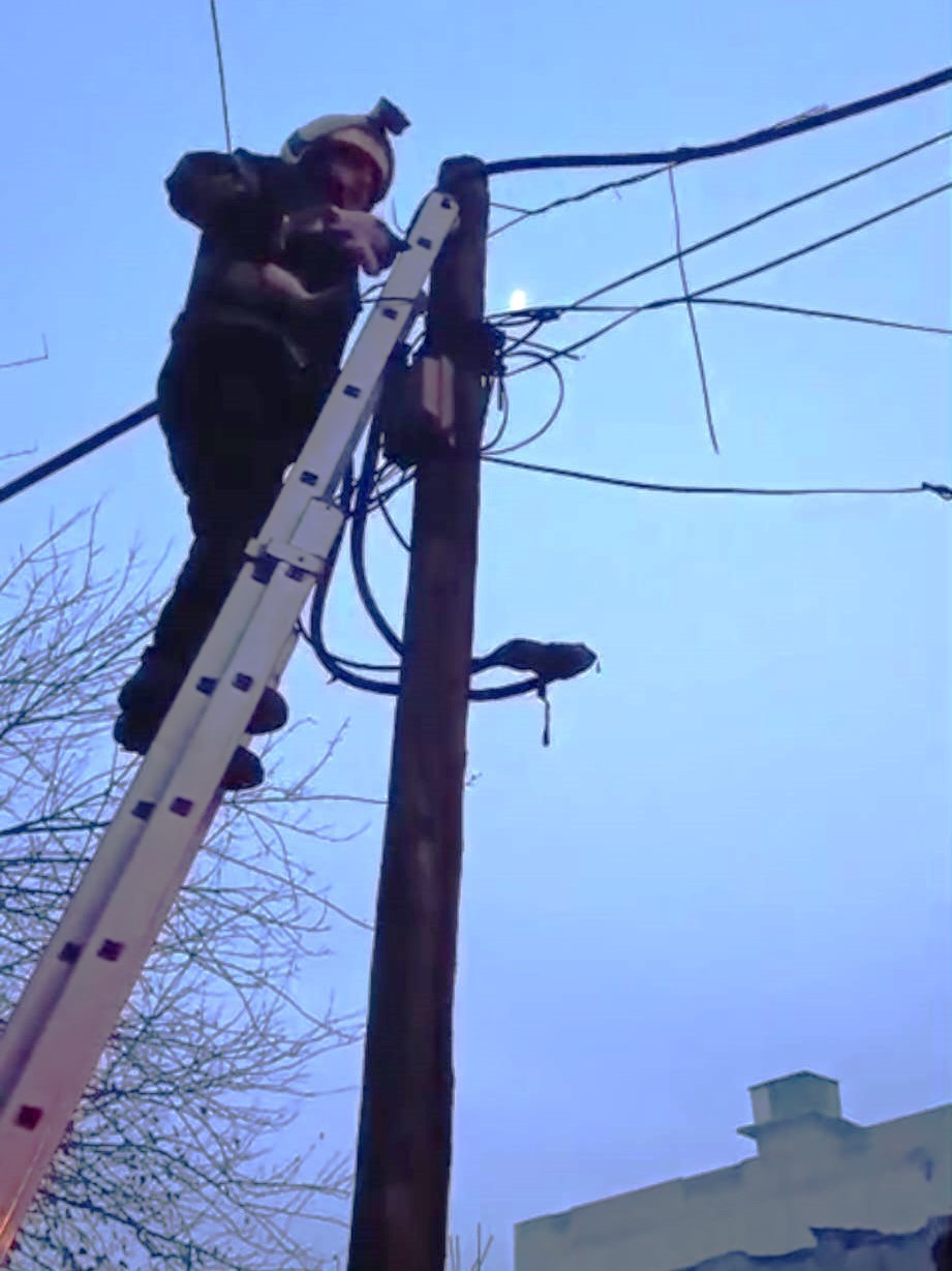 Direkte mahsur kalan kedi itfaiye tarafından indirildi
