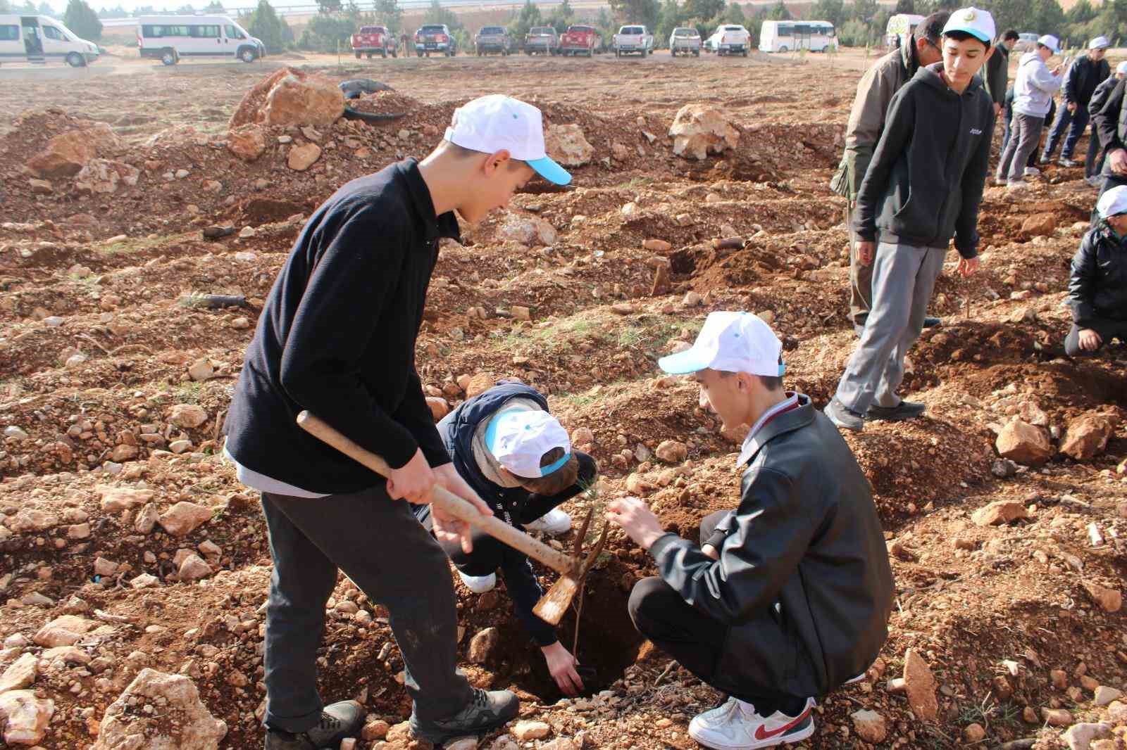 Korkuteli&rsquo;nde 3 bin fidan toprakla buluştu
