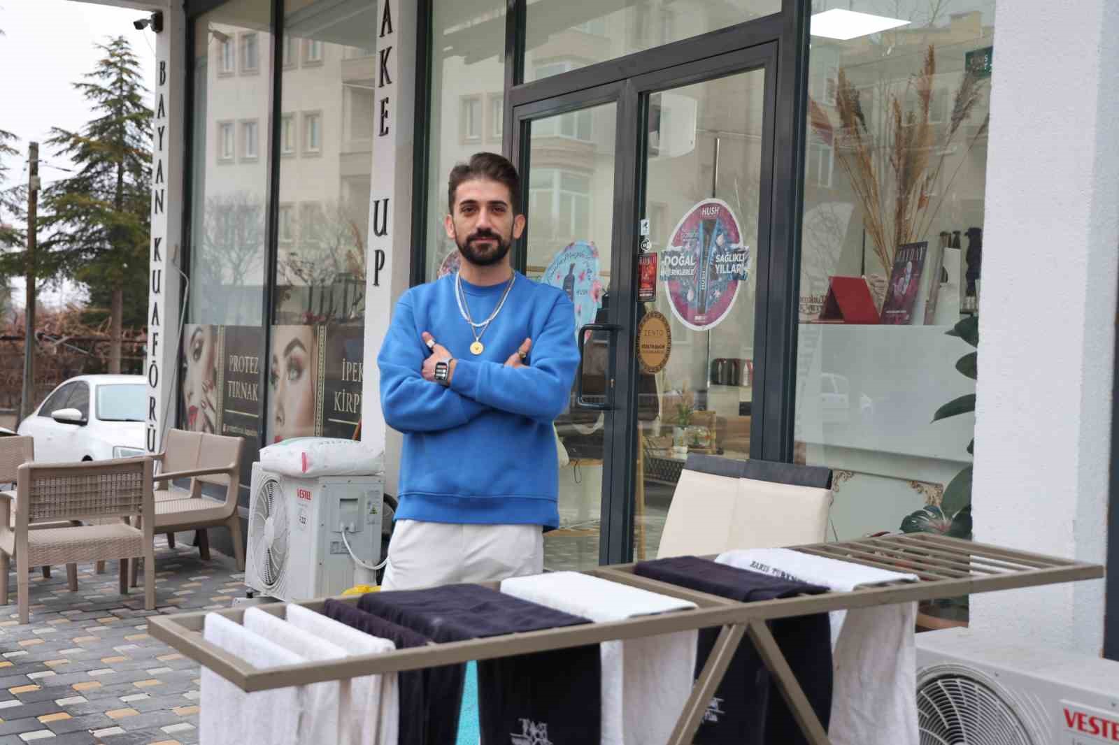 Hırsız köpek, çaldığı havluyu poğaça ile değişti