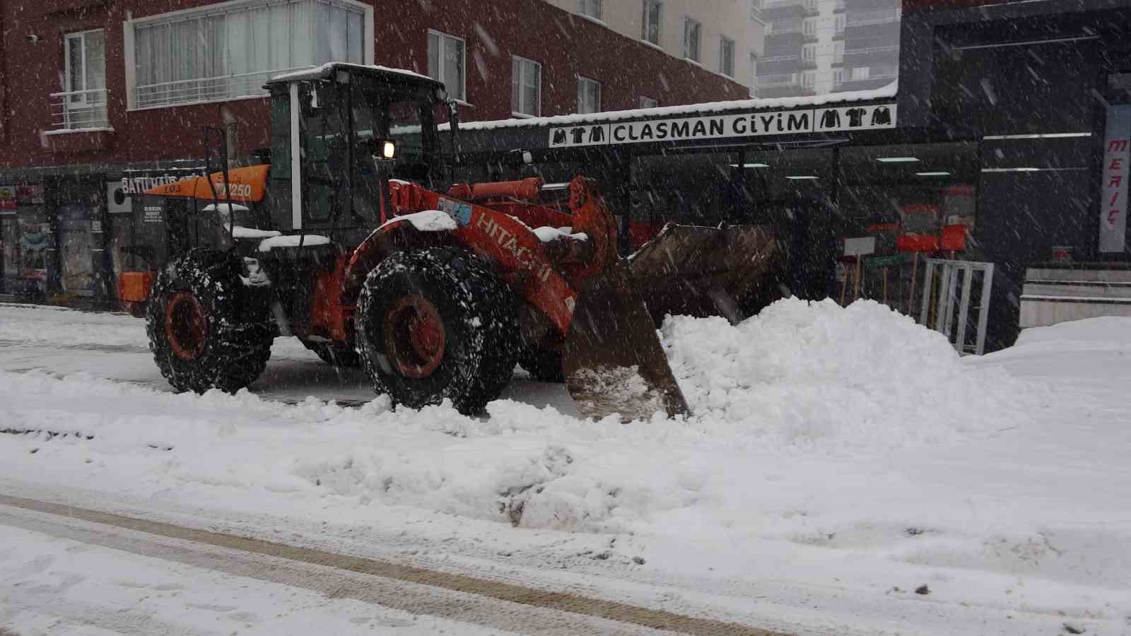 Bitlis&rsquo;te yağan kar 180 k&ouml;y yolunu ulaşıma kapattı
