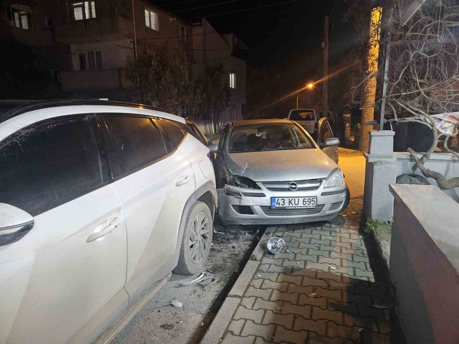 Balıkesir&rsquo;de kavşakta 3 ara&ccedil; kaza yaptı
