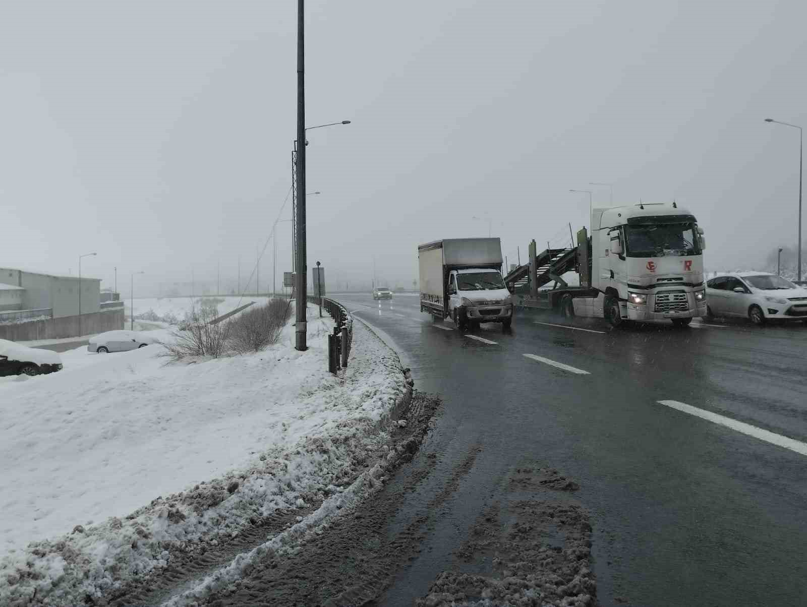 TEM’in Bolu geçişinde kar yağışı etkili oluyor
