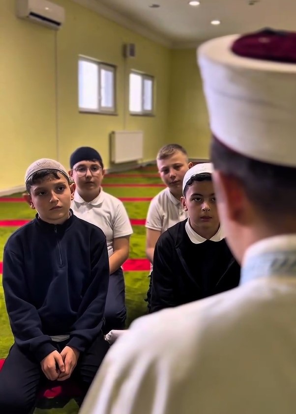 Namazla alay edilen sosyal medya akımına cevap imam hatipli &ouml;ğrencilerden geldi
