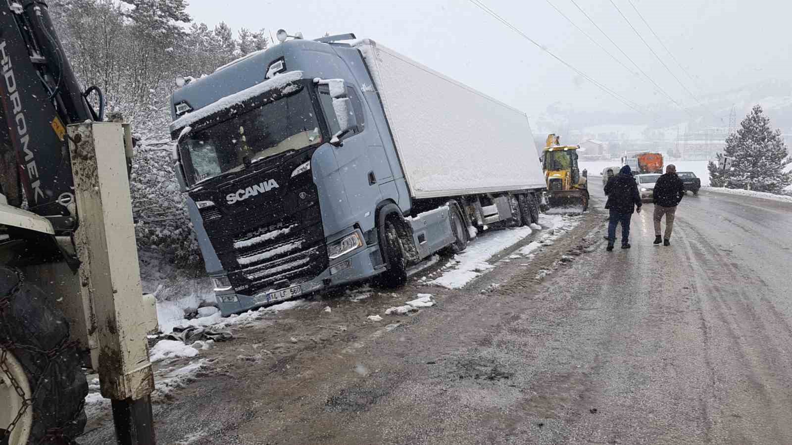 Karlı yolda, tır şarampole devrildi