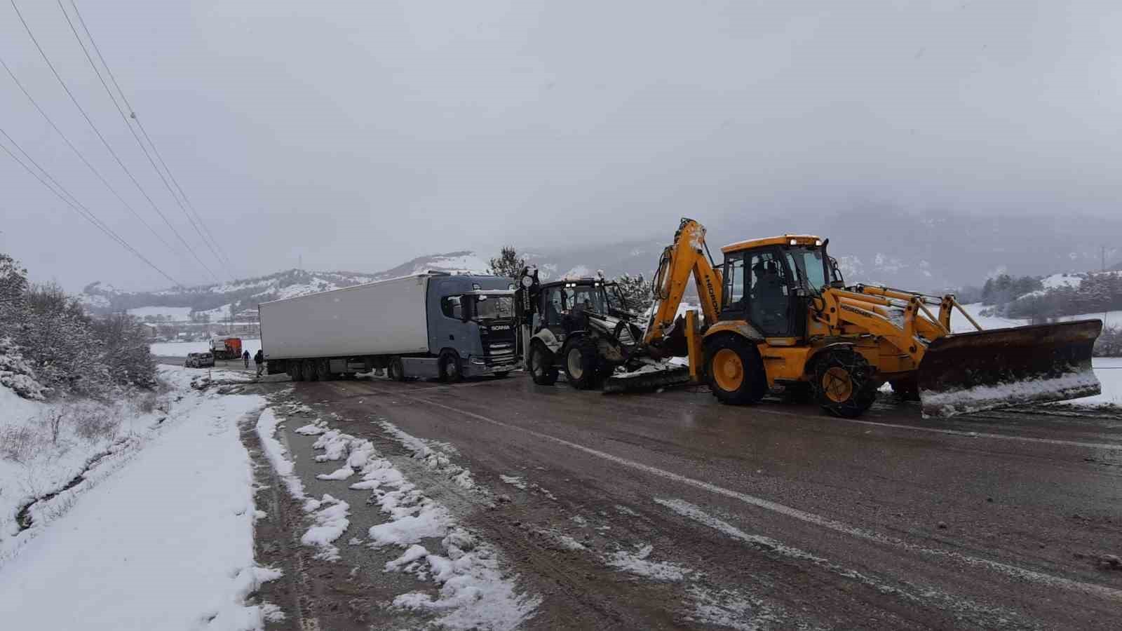 Karlı yolda, tır şarampole devrildi
