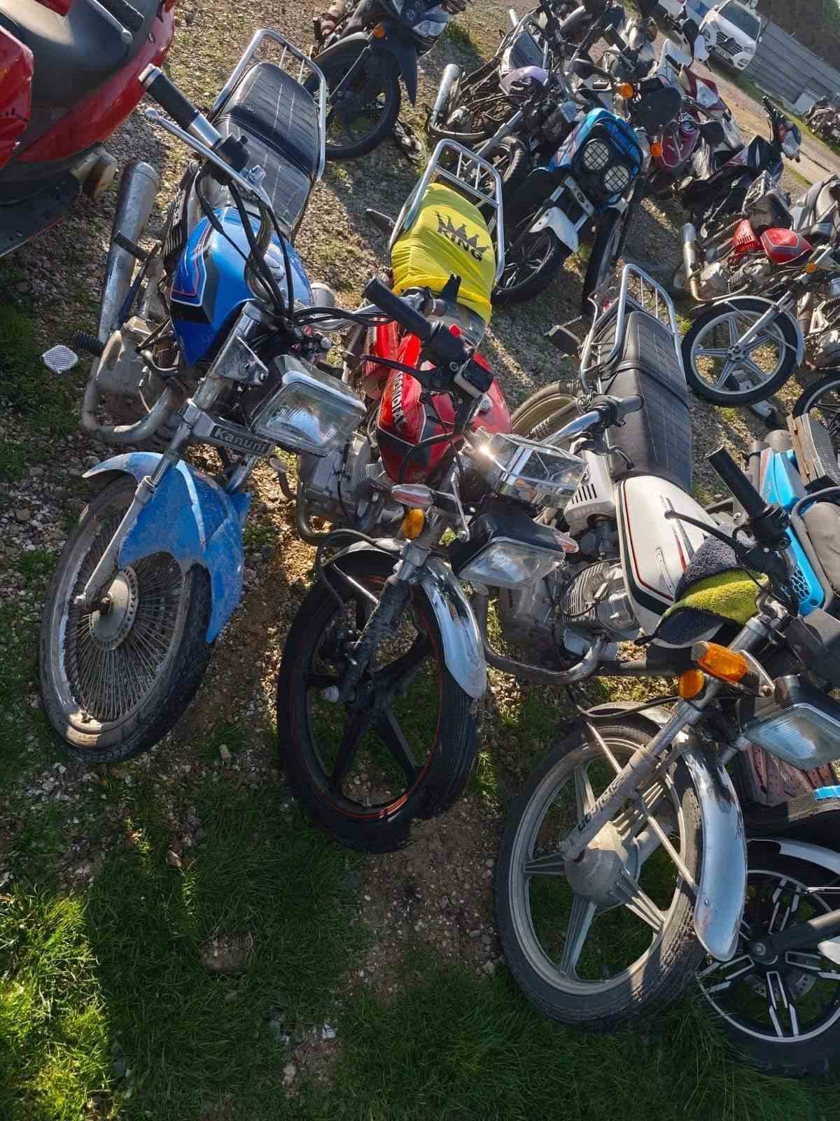 Gönen’de ruhsatsız silah ve 3 çalıntı motosiklet ele geçirildi